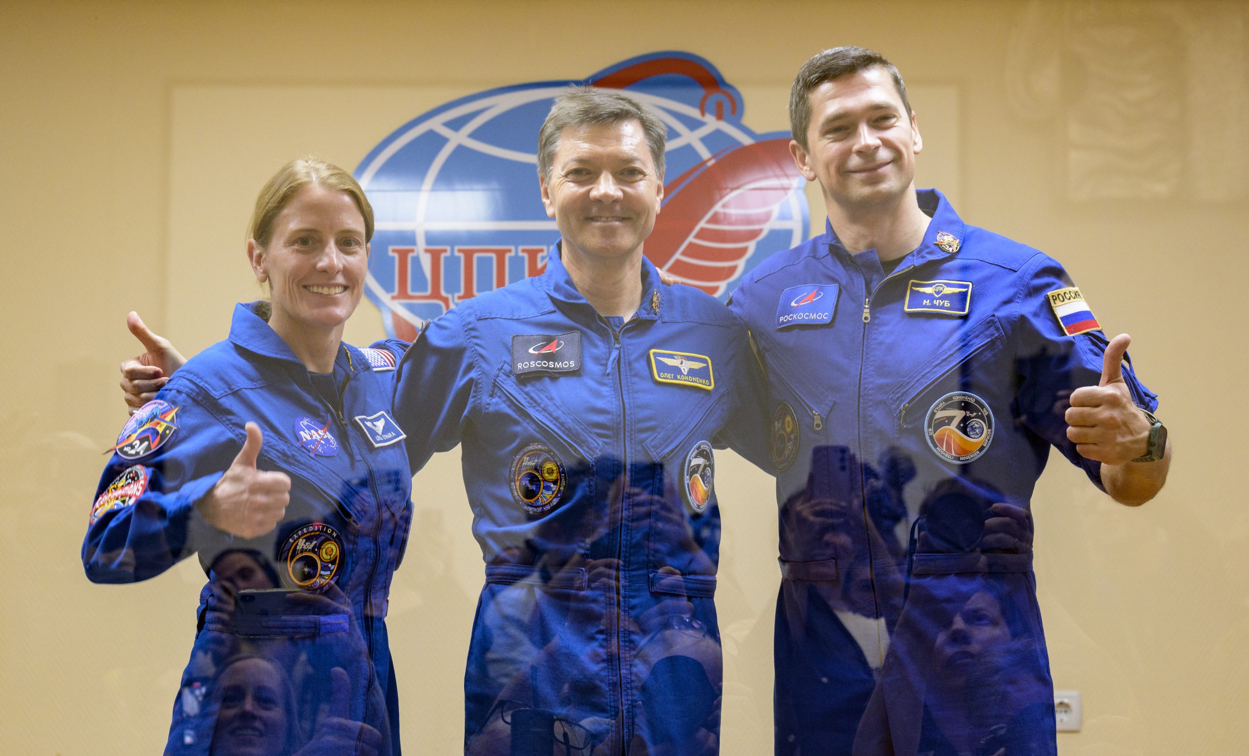 Oleg Kononyenko középen. Társaival 2023. szeptember 15-én indult a Nemzetközi Űrállomásra Bajkonurból rekorrdöntő küldetésére