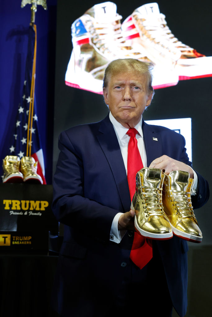 Donald Trump aranycipőket kezdett árulni, néhány óra alatt mindent megvették