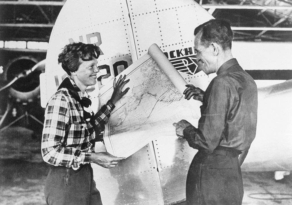 Amelia Earhart és Fred Noonan épp a végzetes út előtti tervezést imitálják egy fotó kedvéért (fotó: Getty Images)
