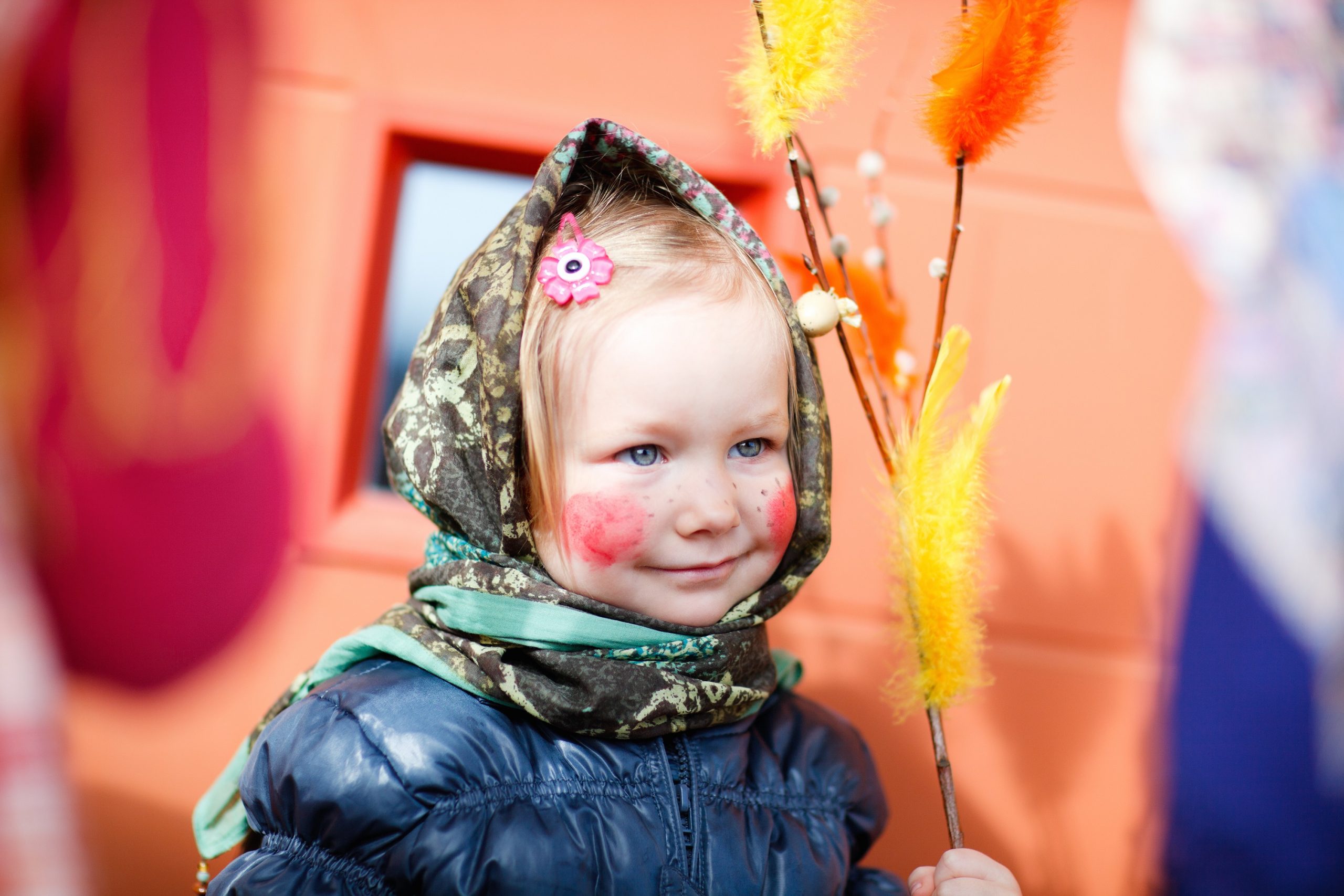 Míg nálunk a fiúk indulnak locsolkodni piros tojások reményében, addig a finneknél a lányok öltöznek boszorkánynak, és kelnek útra. Seprűikkel járják az utcákat, és gyűjtik az édességeket, mint Halloweenkor szokás (Kép: Getty Images)