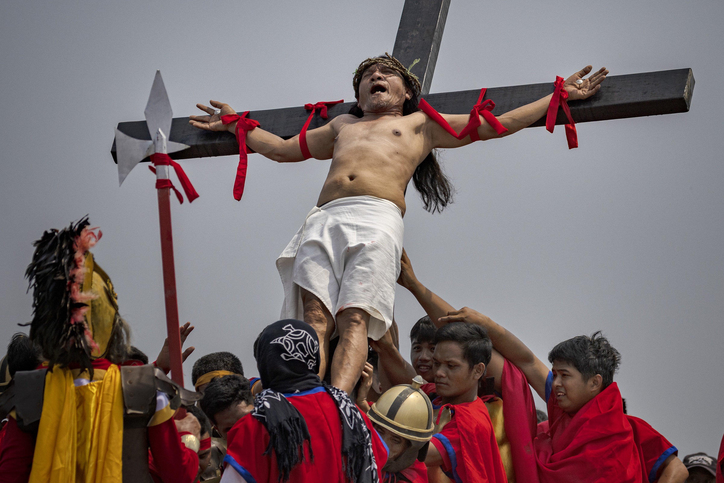 A szokások legbrutálisabbika egyértelműen a Fülöp-szigetekhez fűződik: Jézus példáját követve itt is keresztre feszítik az embereket. Akik ezt bevállalják, úgy hiszik, ez megtisztítja lelküket, habár a katolikus egyház többször is egyértelműen állást foglalt a gyakorlat beszüntetése mellett (Kép: Ezra Acayan/Getty Images)