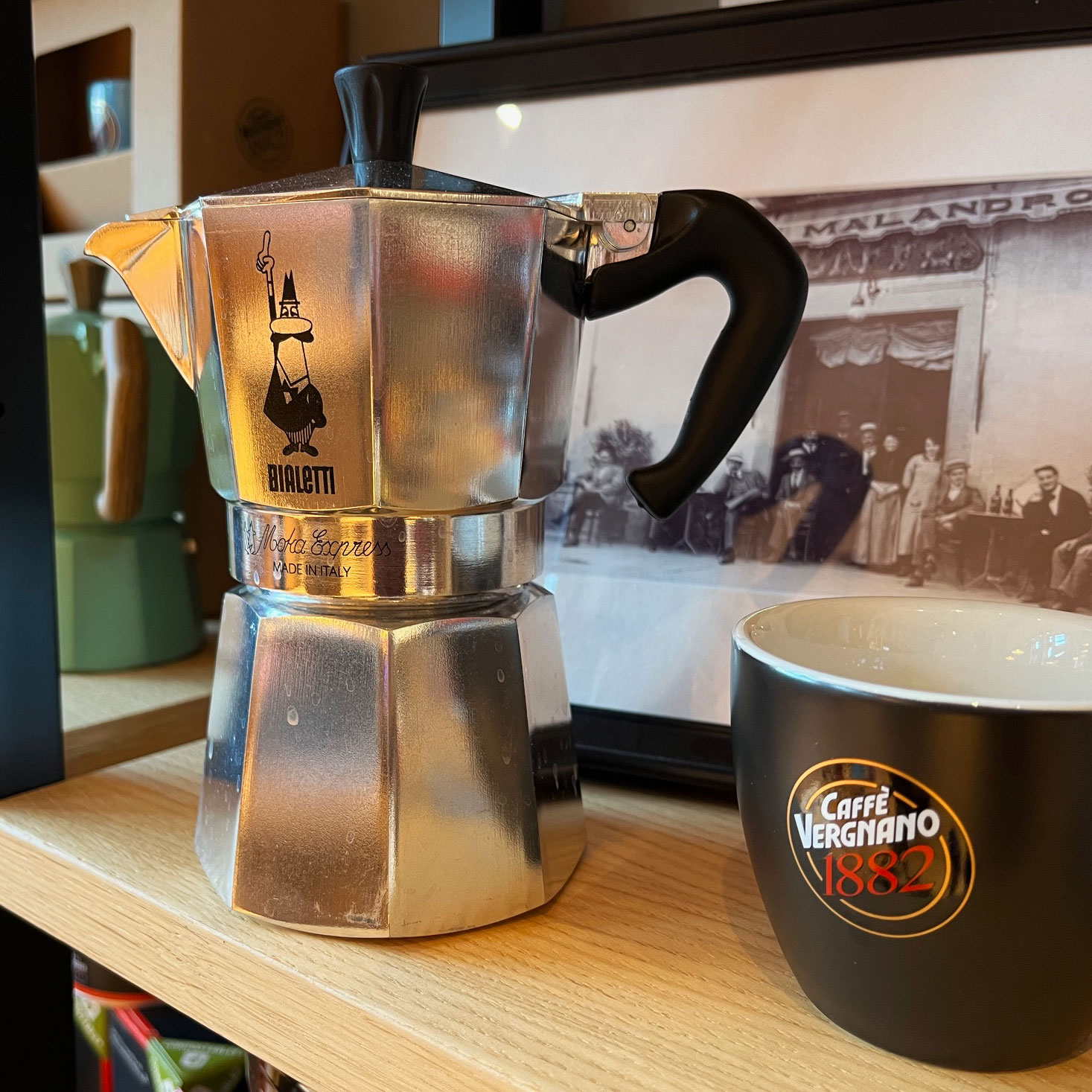 A Caffè Vergnanót 1882-ben alapították, a Bialettit 1919-ben. Már csak a múltja és a legtöbb innovációja miatt se szólja le senki az olasz kávékultúrát akkor se, ha ő éppen világos pörkölést kortyolgat ma egy speciality kávézóban