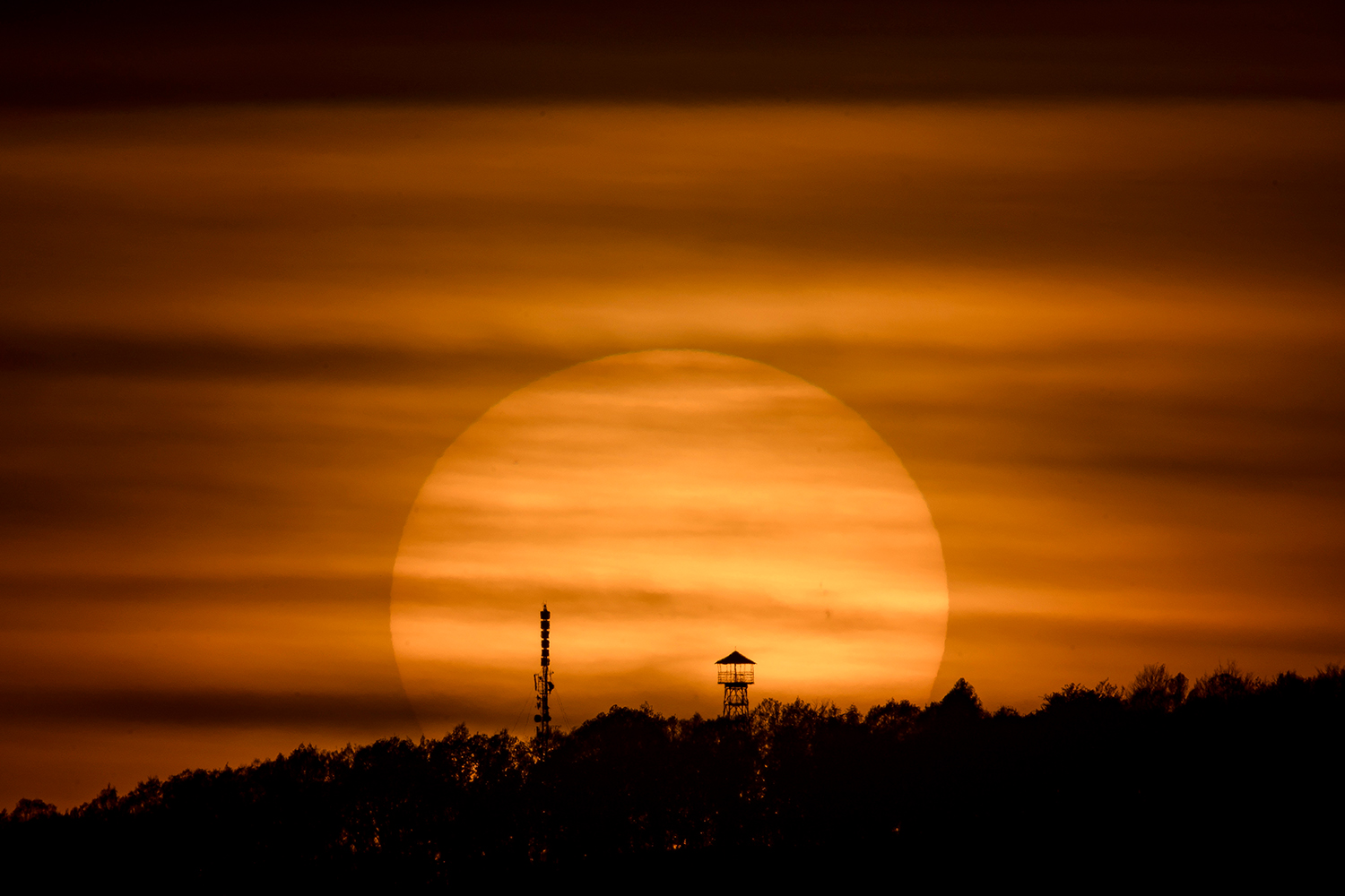 Lélegzetelállító naplementét fotóztak Salgótarjánnál