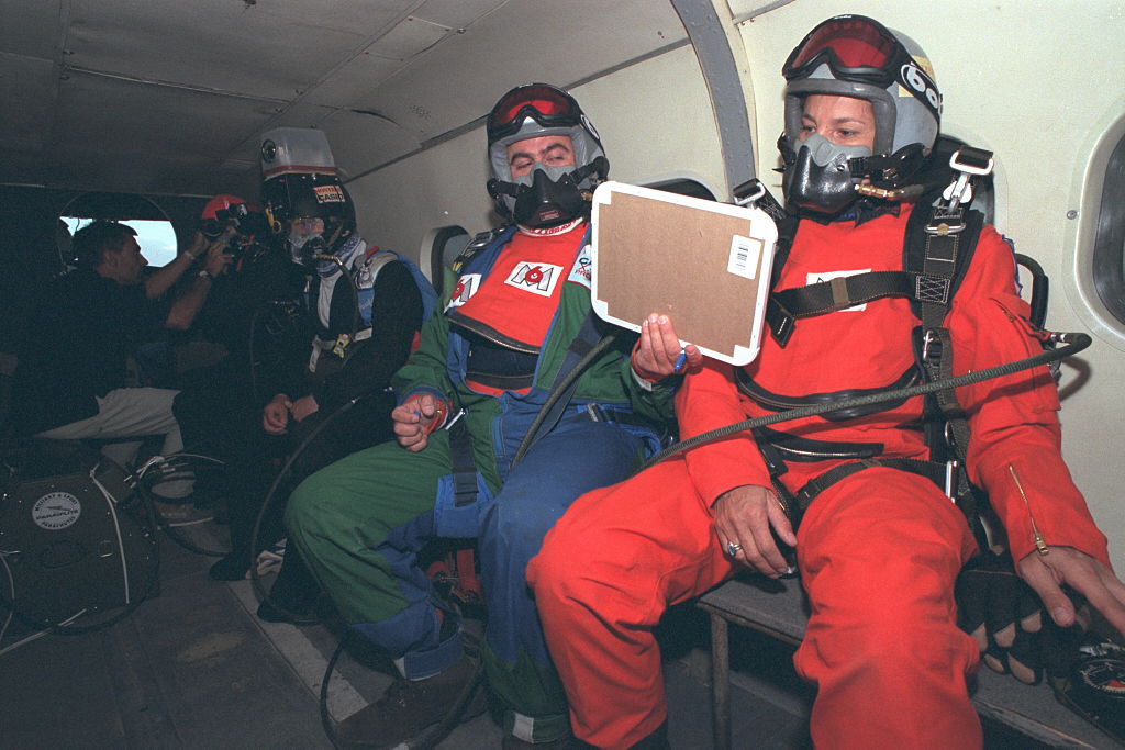 Ezek nem az oroszok, csak egy francia újságíró, Caroline Avon, aki tandemben ugrott ki egy profi ejtőernyőssel Thierry Demonforttal 11 kilométer magasból, az oroszoknak is hasonló felszerelés kellett az ugráshoz(Fotó: Bénédicte Ausset/Sygma/Sygma via Getty Images)