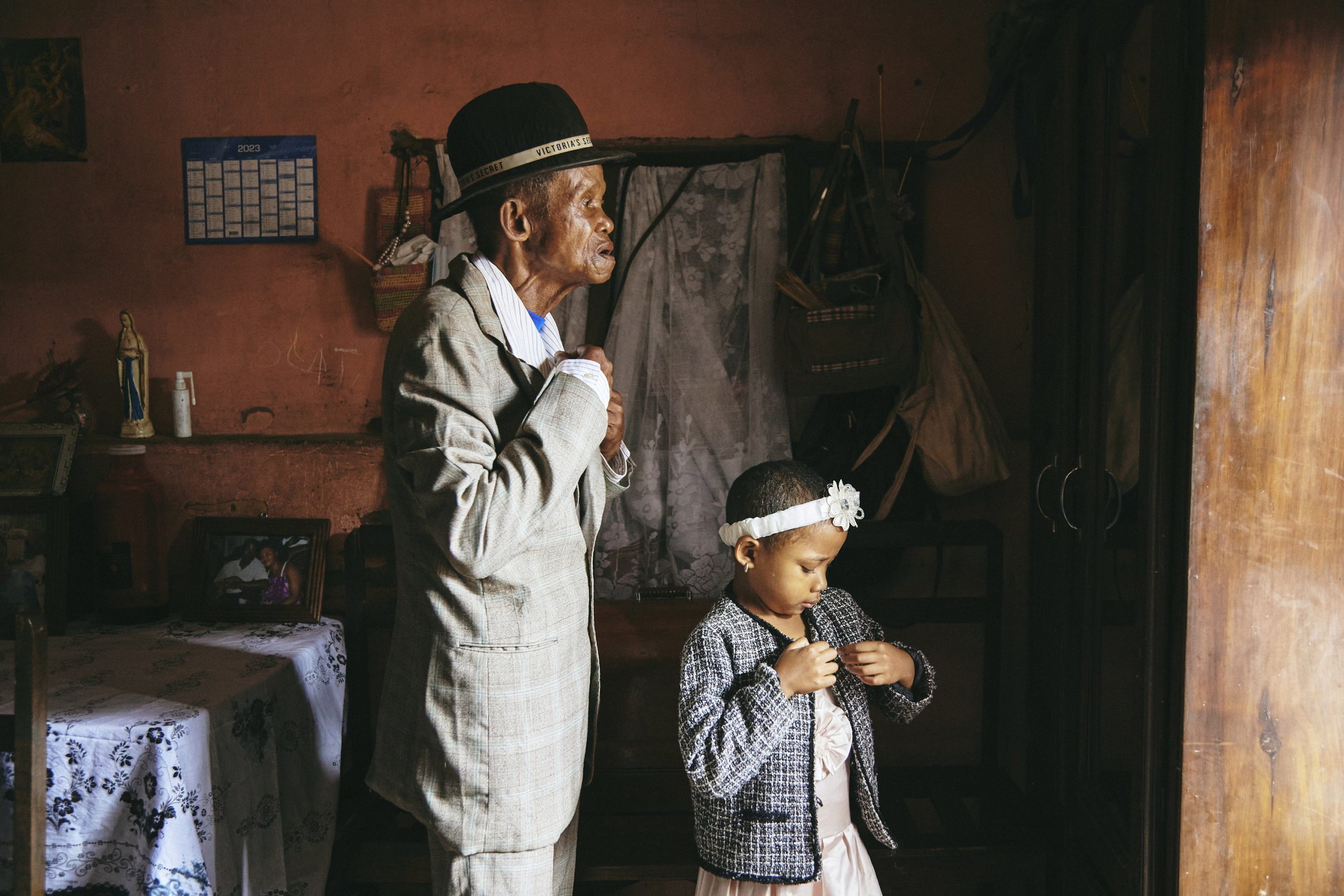 Antananarivo, 2024. április 18.A World Press Photo Alapítvány által 2024. április 18-án közreadott felvételen a demens 91 éves Dada Paul Rakotazandriny és 5 éves unokája, Odliatemix Rafaraniriana készülődik a vasárnapi misére a madagaszkári Antananarivóban 2023. március 12-én. A fényképet a dél-afrikai Lee-Ann Olwage készítette a GEO részére. A Valim-babena című fotósorozattal Olwage elnyerte az Év Története díjat a World Press Photo nemzetközi sajtófotóversenyen 2024. április 18-án.MTI/AP/World Press Photo