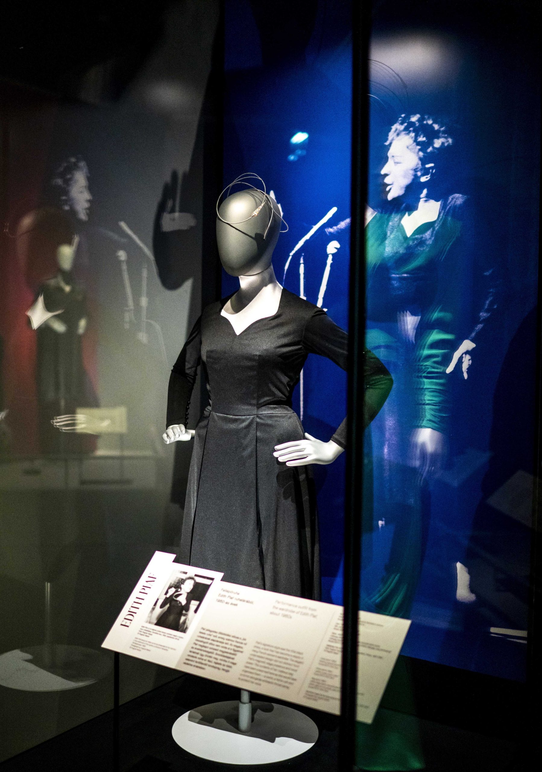 Edith Piaf énekesnő '60-as években viselt fellépőruhája.