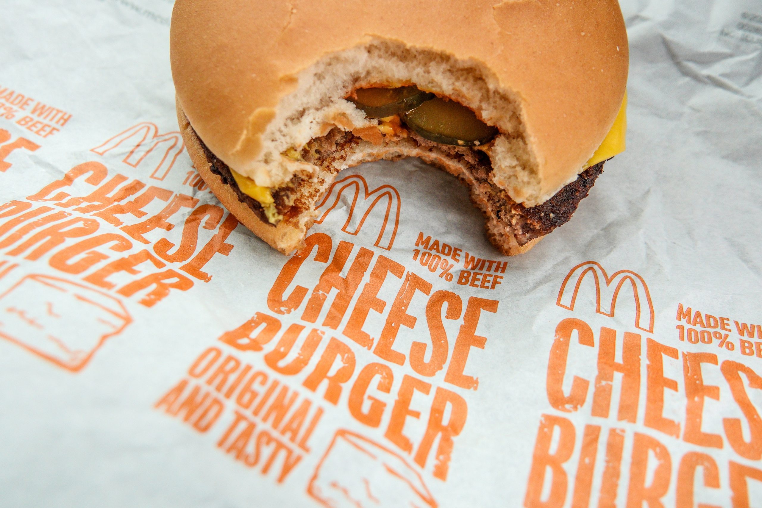 Egy mekis sajtburger (Kép: Matt Cardy/Getty Images)