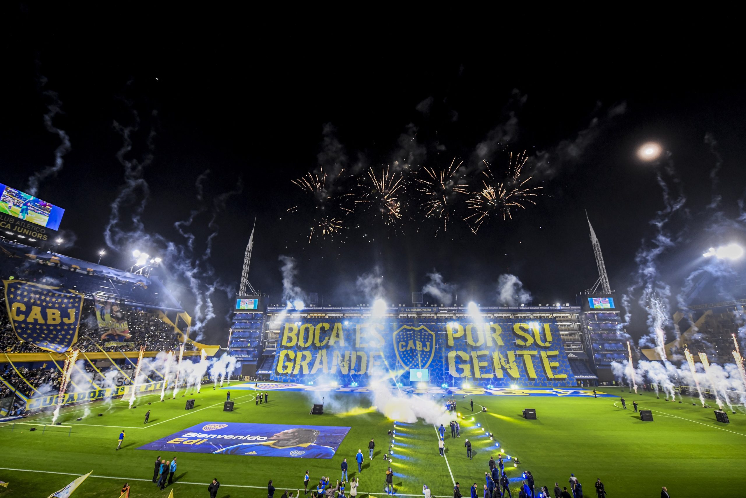 BUENOS AIRES, ARGENTINA - JULY 31: Fans of Boca Juniors cheer for their team during the unveiling of uruguayan striker Edinson Cavani hosted by Boca Juniors at Estadio Alberto J. Armando on July 31, 2023 in Buenos Aires, Argentina. (Photo by Marcelo Endelli/Getty Images)