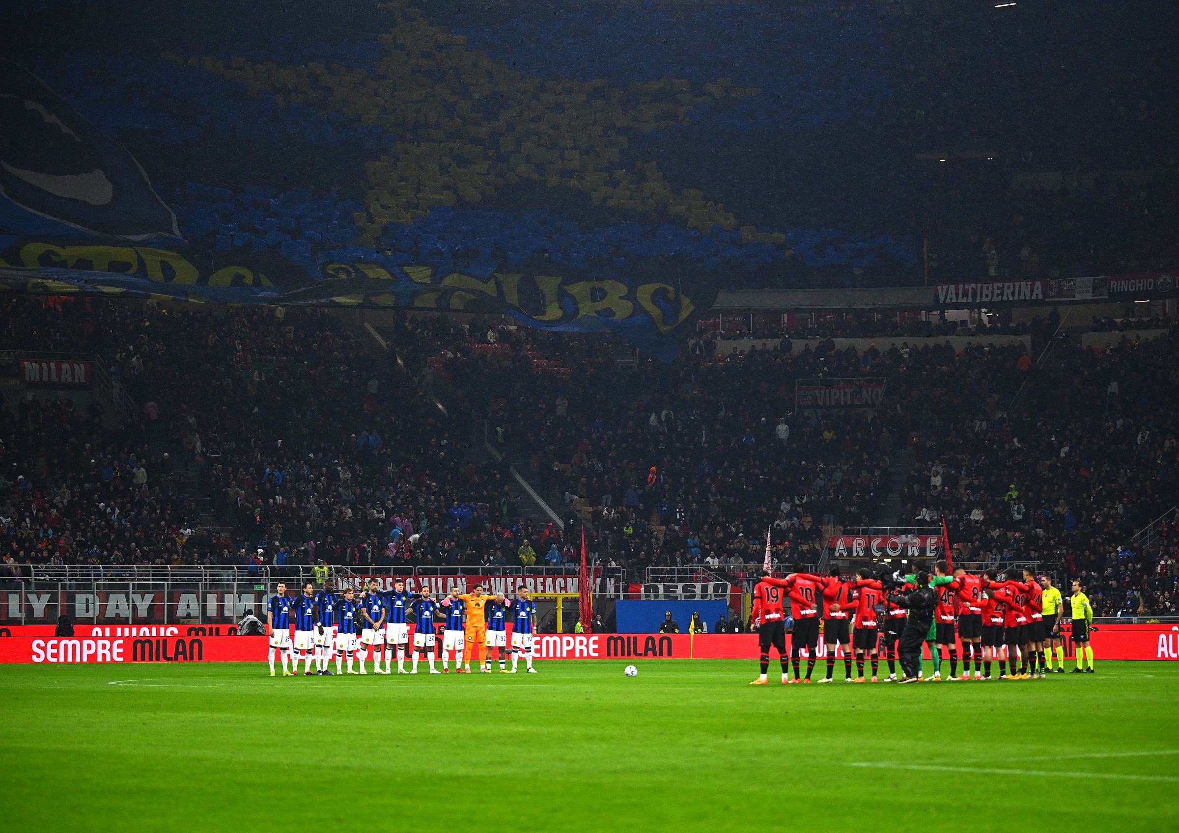 MILAN, ITALY - APRIL 22: Players of Inter and players of Milan observe a minute of silence in memory of Italian football player Mattia Giani prior to the Serie A TIM match between AC Milan and FC Internazionale at Stadio Giuseppe Meazza on April 22, 2024 in Milan, Italy. (Photo by Mattia Ozbot - Inter/Inter via Getty Images)