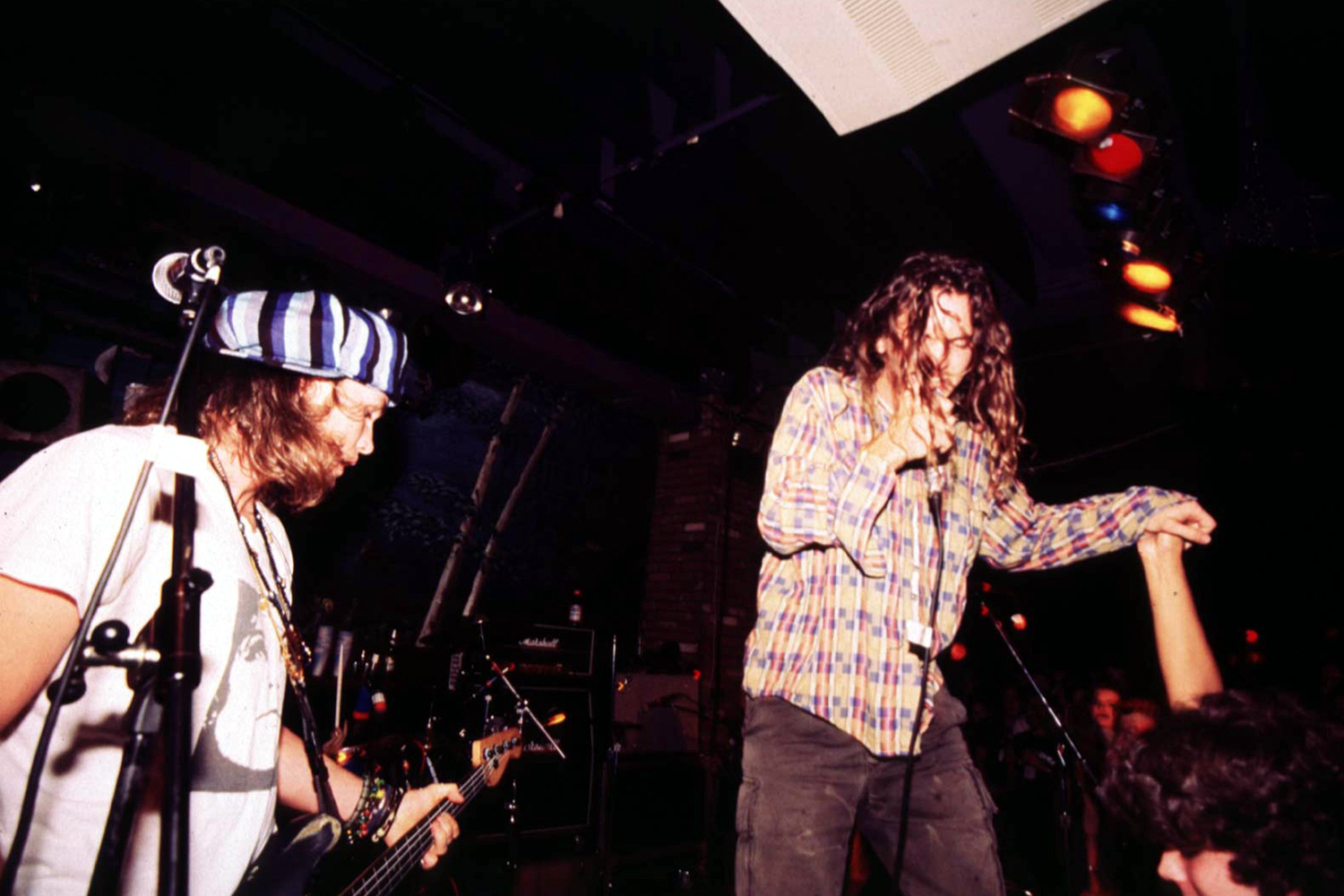 Pearl Jam-koncert 1991-ben - a következő években világszerte divat lett a kockás ing (Kép: Getty Images)