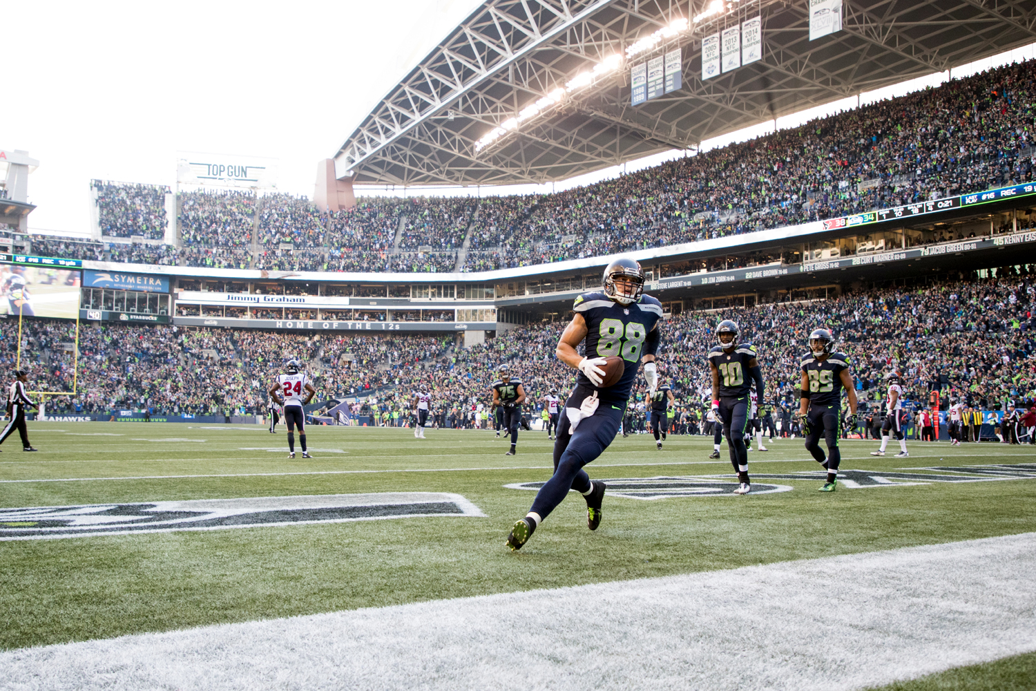 Jimmy Grahamet ünneplik a Seattle Seahawks szurkolói egy hazai meccsen (Kép: Getty Images)