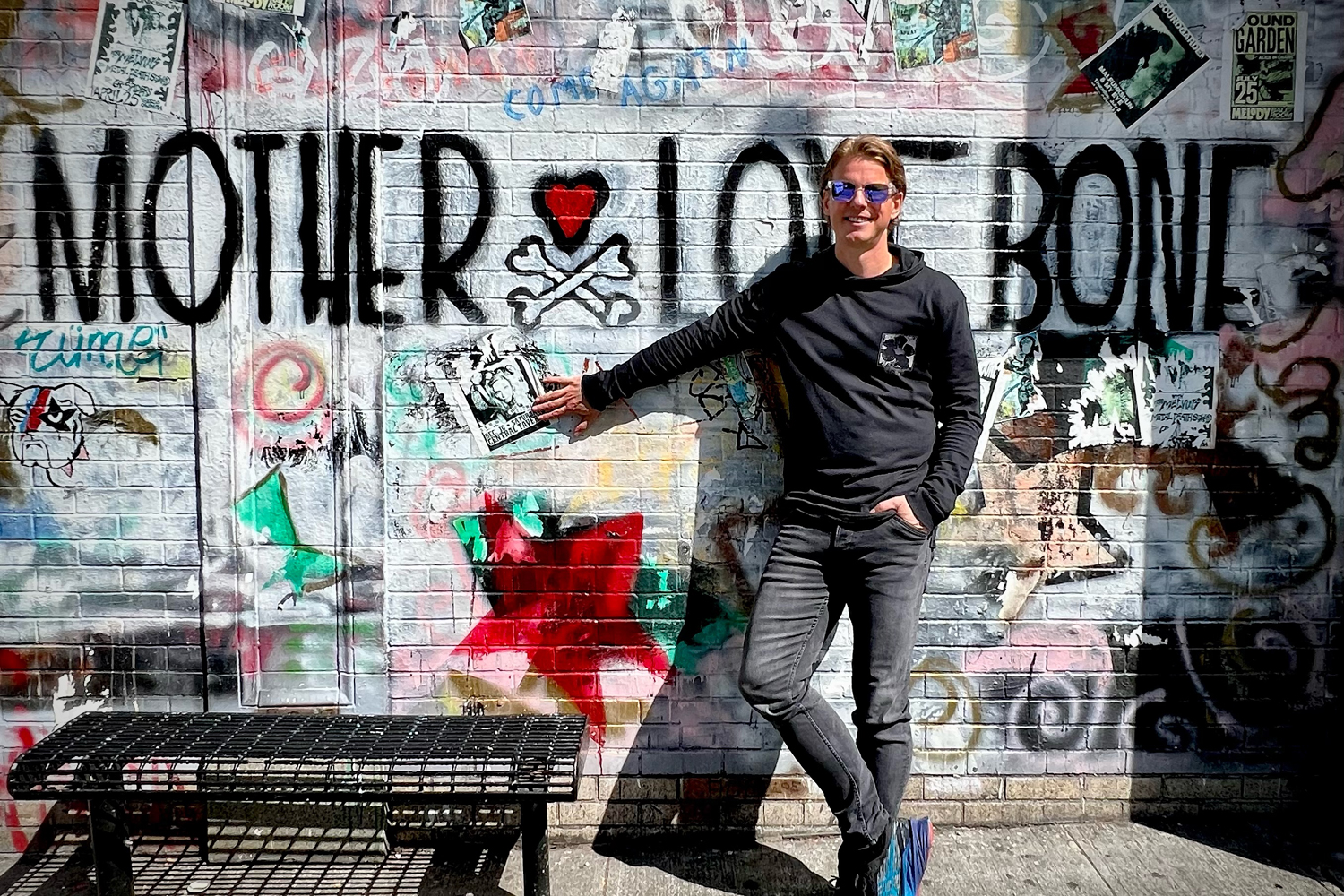 Interjúalanyunk, a grunge-zarándok Pintér Miklós - természetesen Seattle-ben, egyik kedvenc zenekara, a proto-grunge Mother Love Bone graffitije előtt