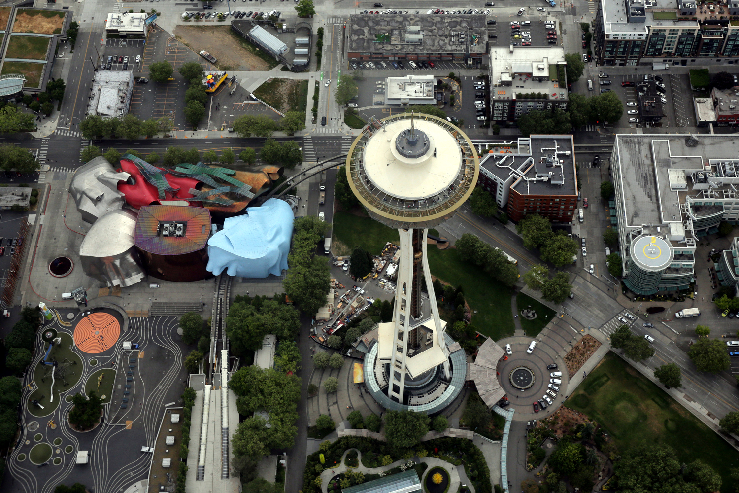 A Sace Needle felülnézetből, tőle balra a színes épületegyüttes a MoPOP (Kép: Getty Images)