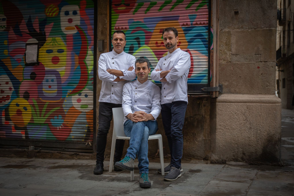 A Disfrutar séfjei: Eduard Xatruch (jobb oldalon), Oriol Castro (bal oldalon), and Mateu Casañas (középen), (Fotó: David Zorrakino/Europa Press via Getty Images)