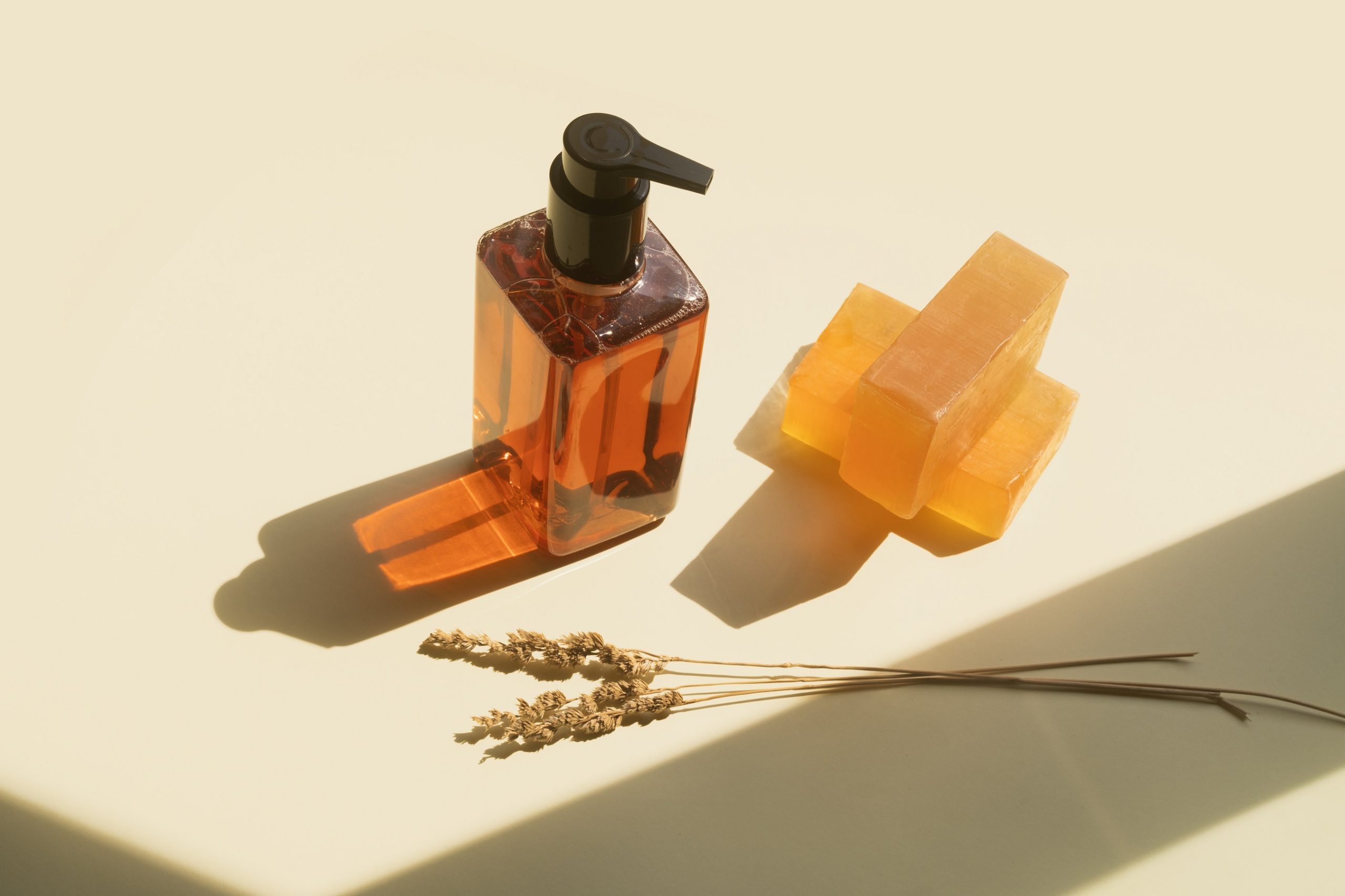 Nem csak a parfüm jöhet szóba - ha kedvenc illatodat kapni tusfürdő, szappan, testápoló vagy akár mosószer formájában is, ne félj használni. Egyértelműen bővül az illatfelhőd ezekkel