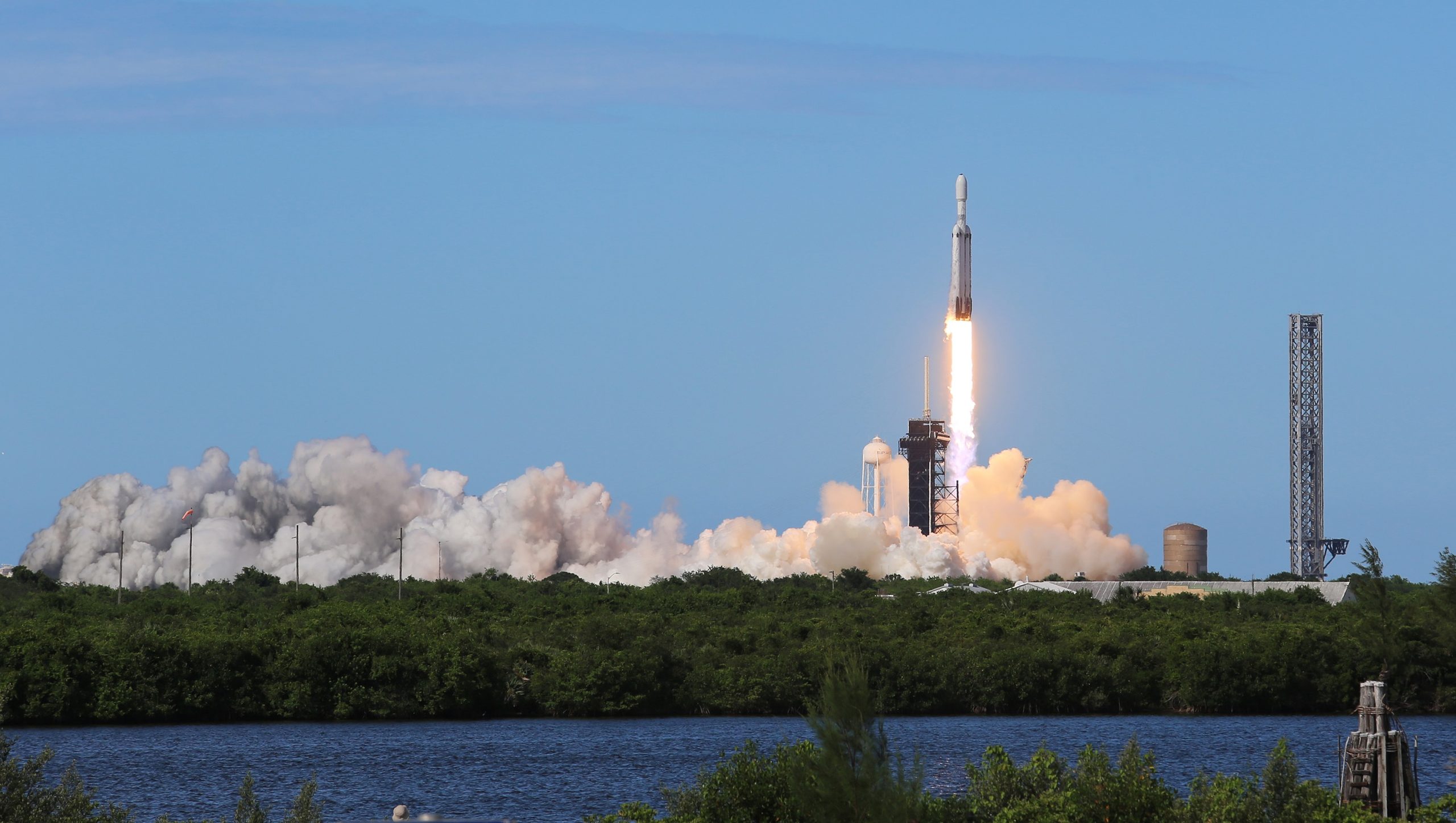 A SpaceX Falcon Heavy rakétájának indítása (Kép: Richard Tribou/Orlando Sentinel/Tribune News Service via Getty Images)