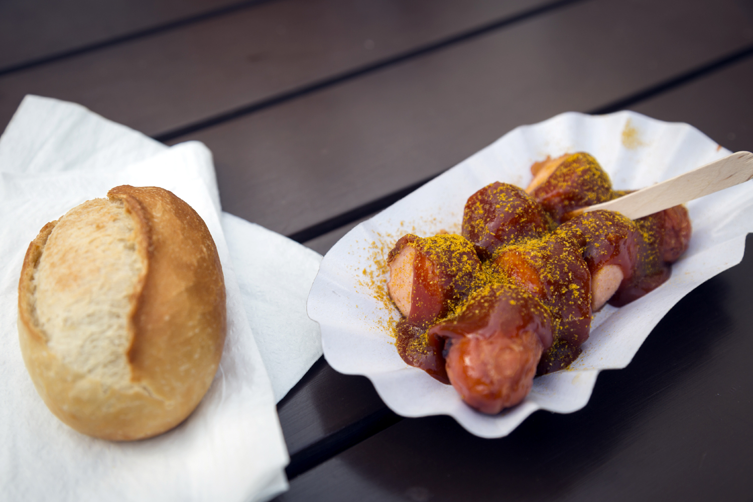 Currywurst - egyszerű, de nagyszerű. A titok a szószban van, a jobb büfékben nem egyszerű ketchuppal öntik nyakon, saját recept alapján készült, ízletes paradicsomöntet kerül a kolbászra (Kép: Getty Images)