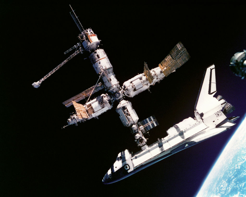 Az Atlantis űrsikló dokkol a MIR-űrállomáson (Fotó: Heritage Space/Heritage Images via Getty Images)