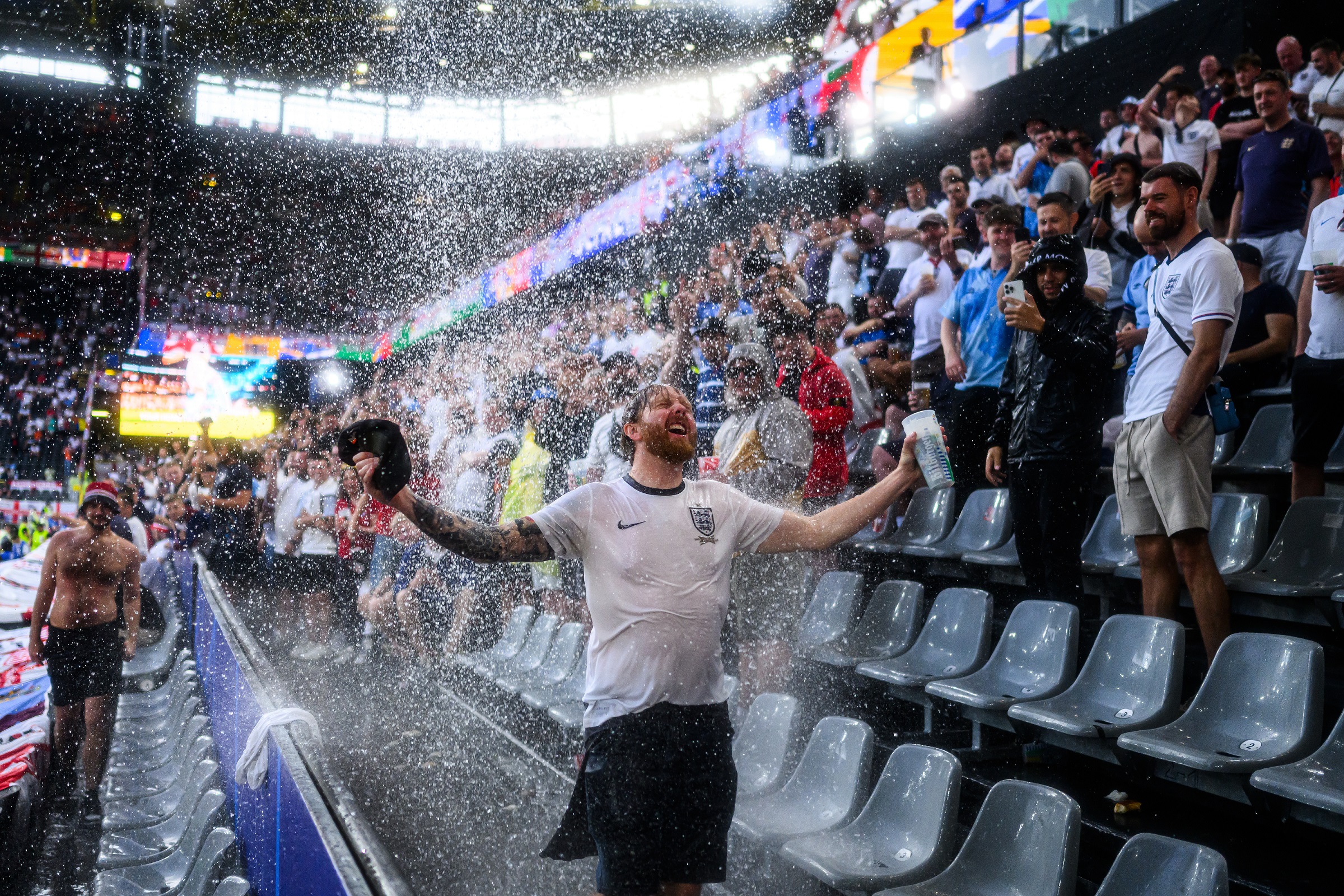 Néhányszor komoly vihar csapott le az Eb meccseire, Dortmundban többször is vízesés alakult ki a stadionban. Az angol szurkolóknak az időjárás talán nem volt új, ahogy az sem, hogy ismét Eb-döntőt játszhatnak (Kép: Marvin Ibo Guengoer - GES Sportfoto/Getty Images)