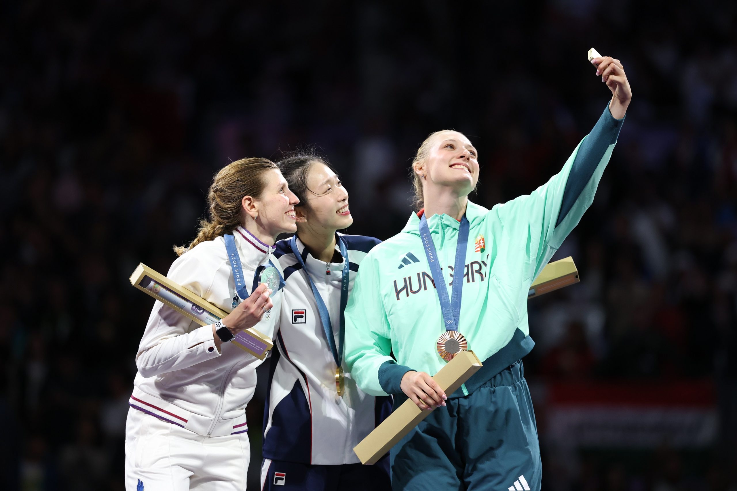 A magyar csapat első párizsi érmét szerző Muhari Eszter szelfizik a pódiumon (Kép: Sheng Jiapeng/China News Service/VCG via Getty Images)