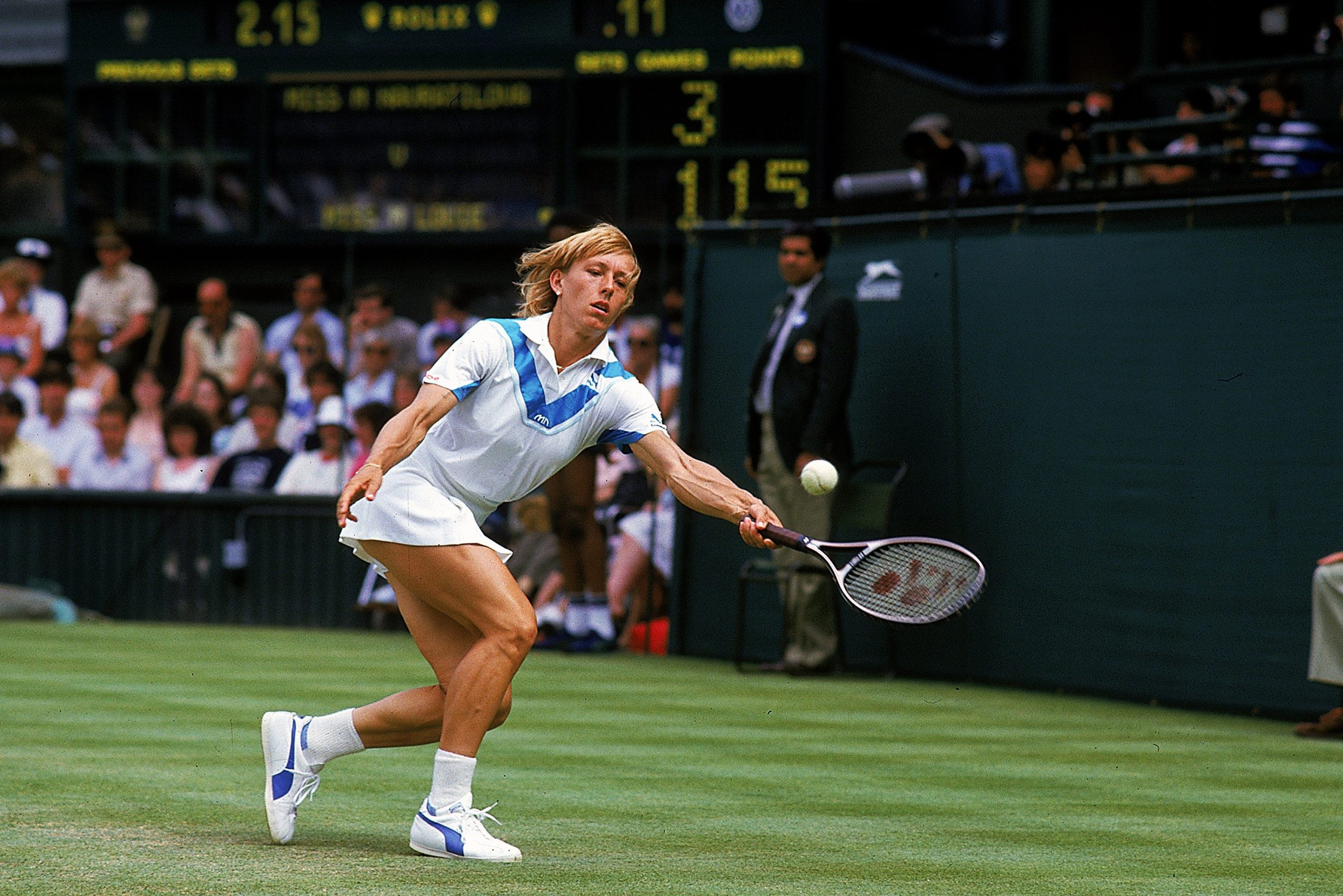 Martina Navratilova próbál visszaütni egy fehér labdát (Kép: Steve Powell / Allsport - Getty Images)