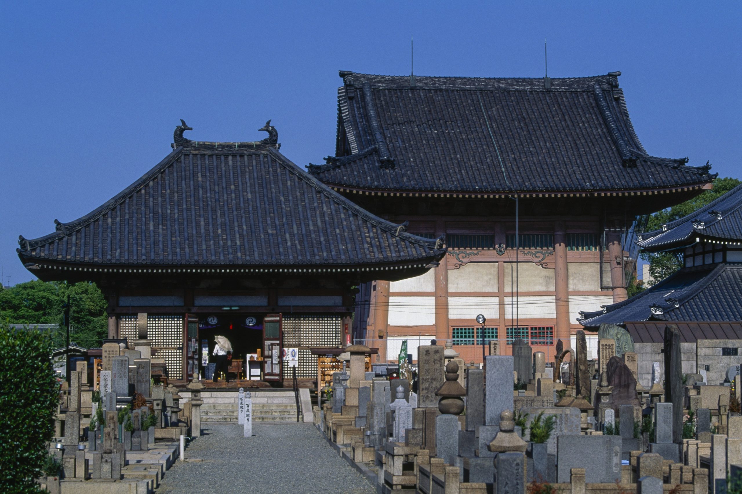 Az oszakai Shitenno-ji buddhista templom látható a nyitóképen és itt is. Ez Japán első ilyen épülete, kivitelezésében már részt vett a Kongo Gumi