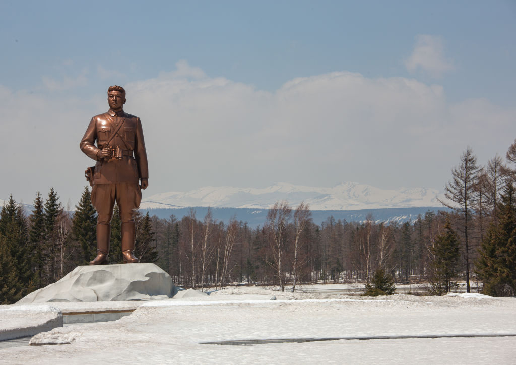 A személyi kultusz mindenhol jelen van, a legmagasabb hegyen egy méretes Kim Ir Szen szobort csodálhatnak meg a látogatók (Fotó: Eric Lafforgue/Art In All Of Us/Corbis via Getty Images)