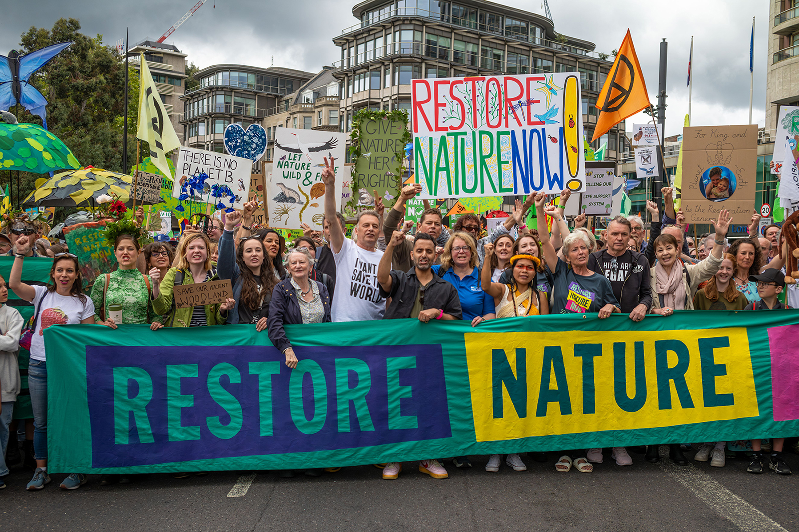 Chris Packham, Emma Thomson, Dave Vince, Caroline Lucas a 2024-es "Restore Nature Now" menet élén. (Photo by: Andy Soloman/UCG/Universal Images Group via Getty Images)