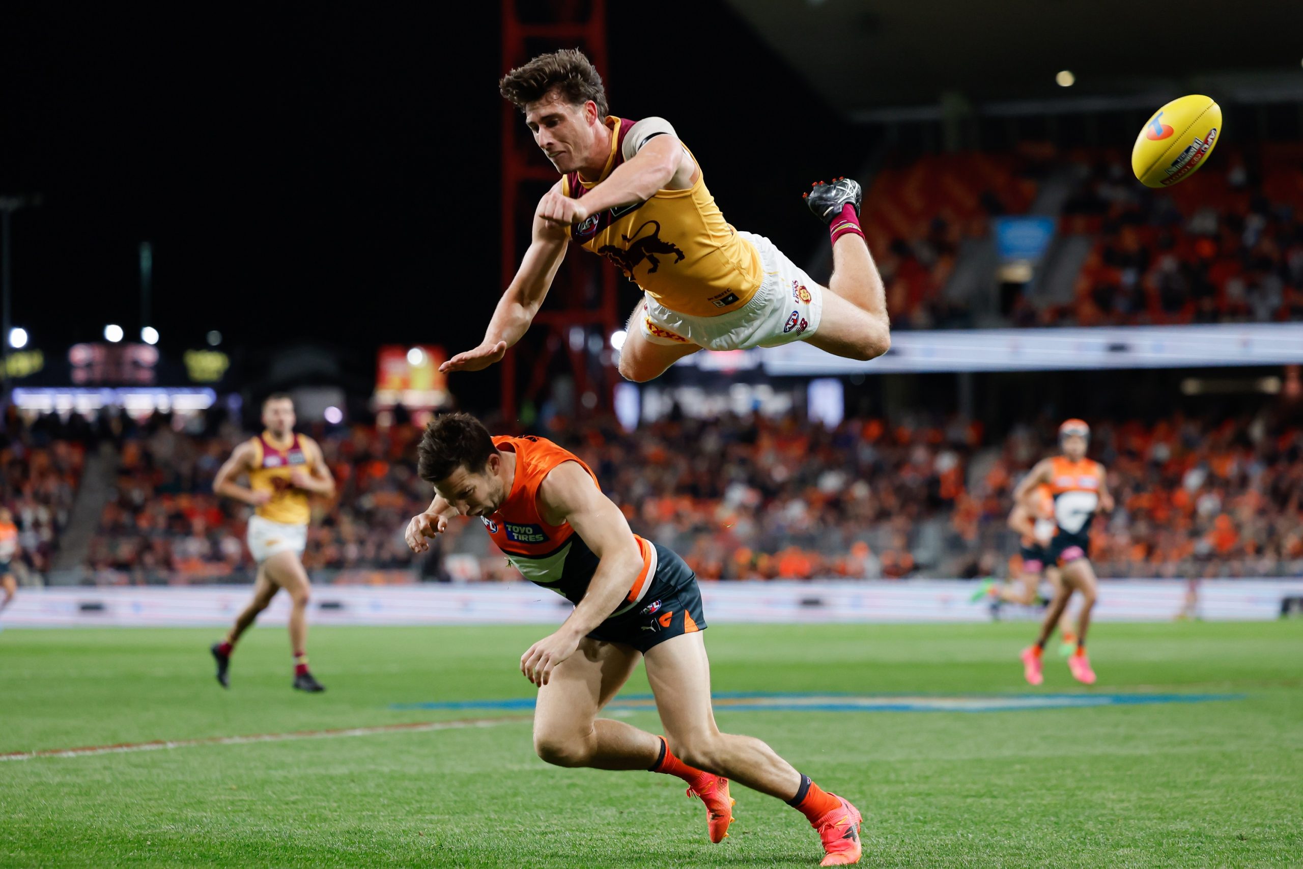 Ausztrál futball: A Brisbane Lions csapatát erősítő Noah Answerth ugrik Toby Greene-re a GWS Giants-ből 2024. szeptember 14-én Sydney-ben (Kép: Dylan Burns/AFL Photos via Getty Images)