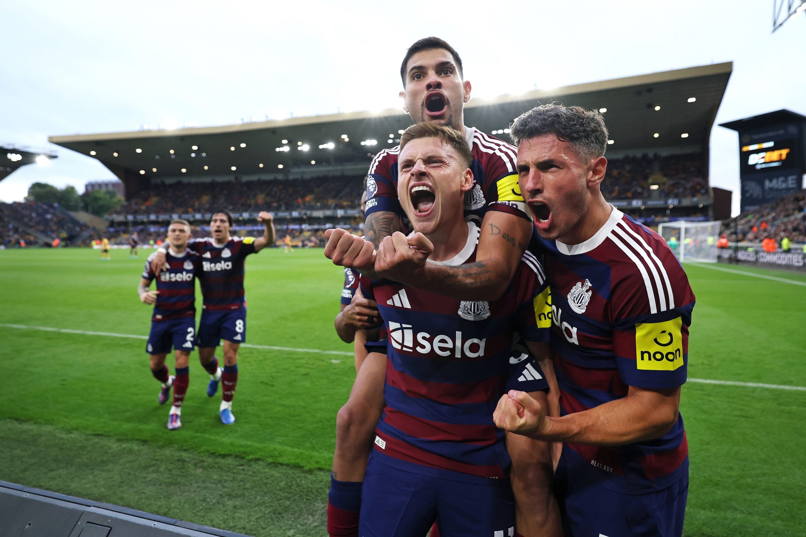 Labdarúgás: Newcastle-játékosok ünneplik csapatuk második gólját a Wolves ellen 2024. szeptember 15-én a Molineux Stadionban, az angliai Wolverhamptonban (Kép: Alex Livesey - Danehouse/Getty Images)