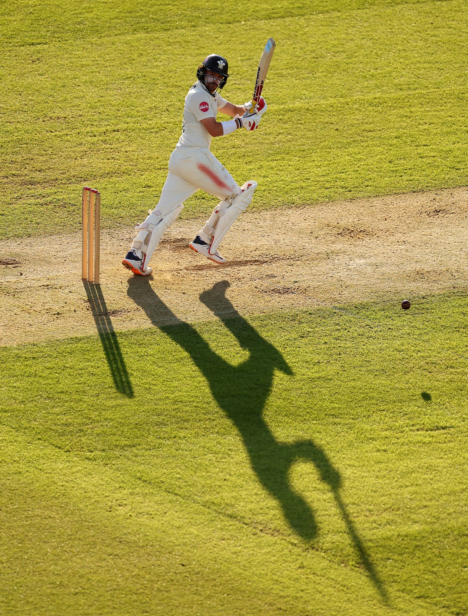 Krikett: Rory Burns (és árnyéka) üt a Vitality County Championship első napján Londonban, 2024. szeptember 17-én (Kép: Alex Davidson/Getty Images for Surrey CCC)