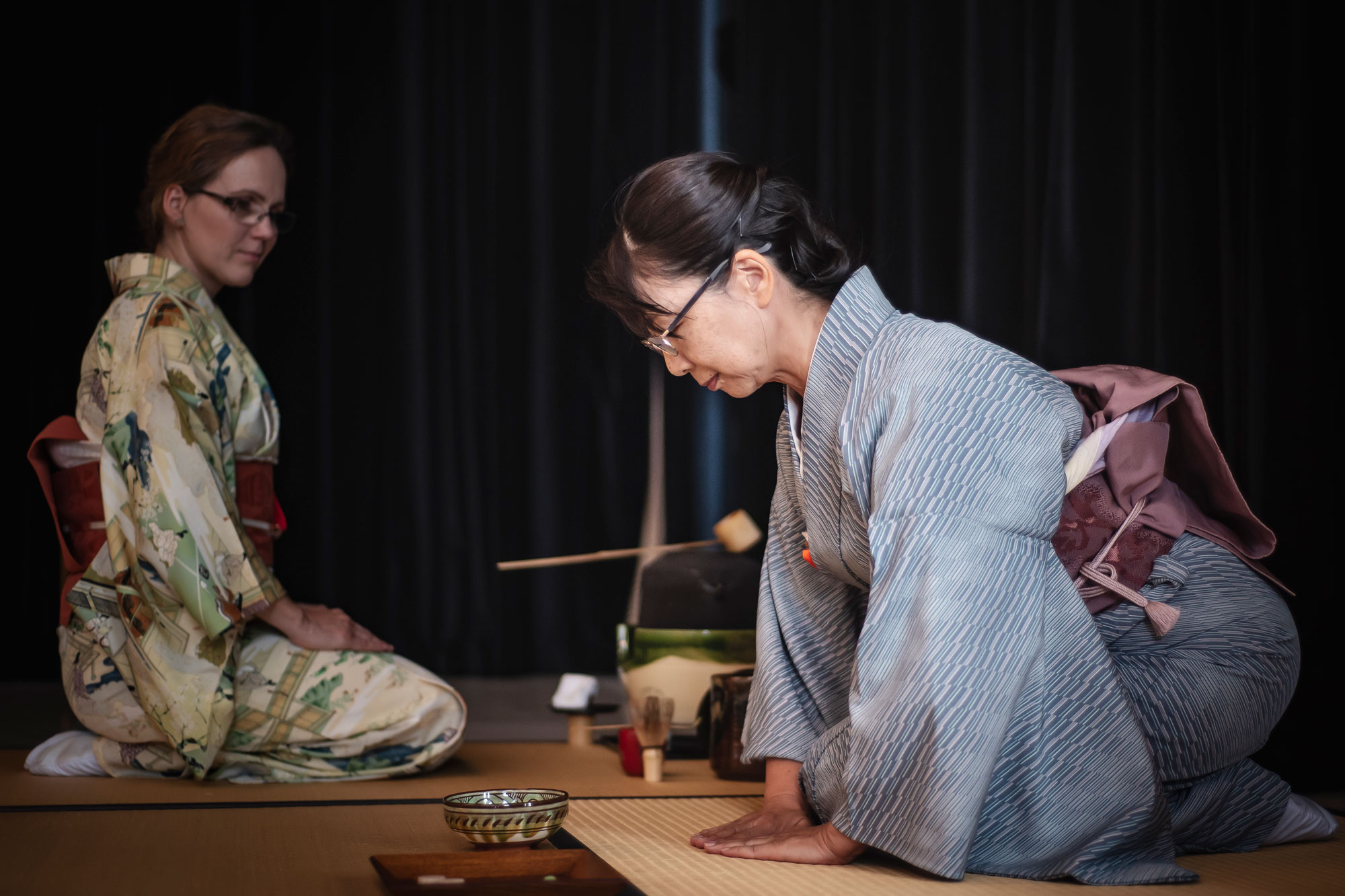 Balra a képen látható Kornélia, aki a szeánsz alatt vendégül látja a jobbra, szeizában ülő japán hölgyet. Utóbbi az egyesületben a tanítványa – igen, magyar a mester, japán a tanítvány