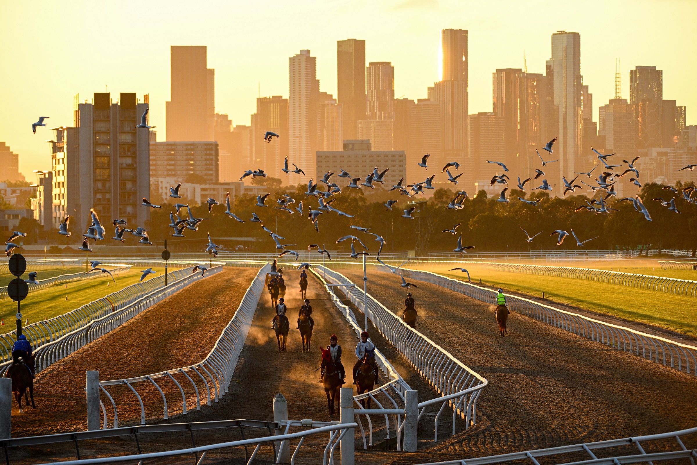 Lóverseny: a melbourne-i Flemington Racecourse napkeltekor 2024. október 1-én Ausztráliában (Kép: Vince Caligiuri/Getty Images)