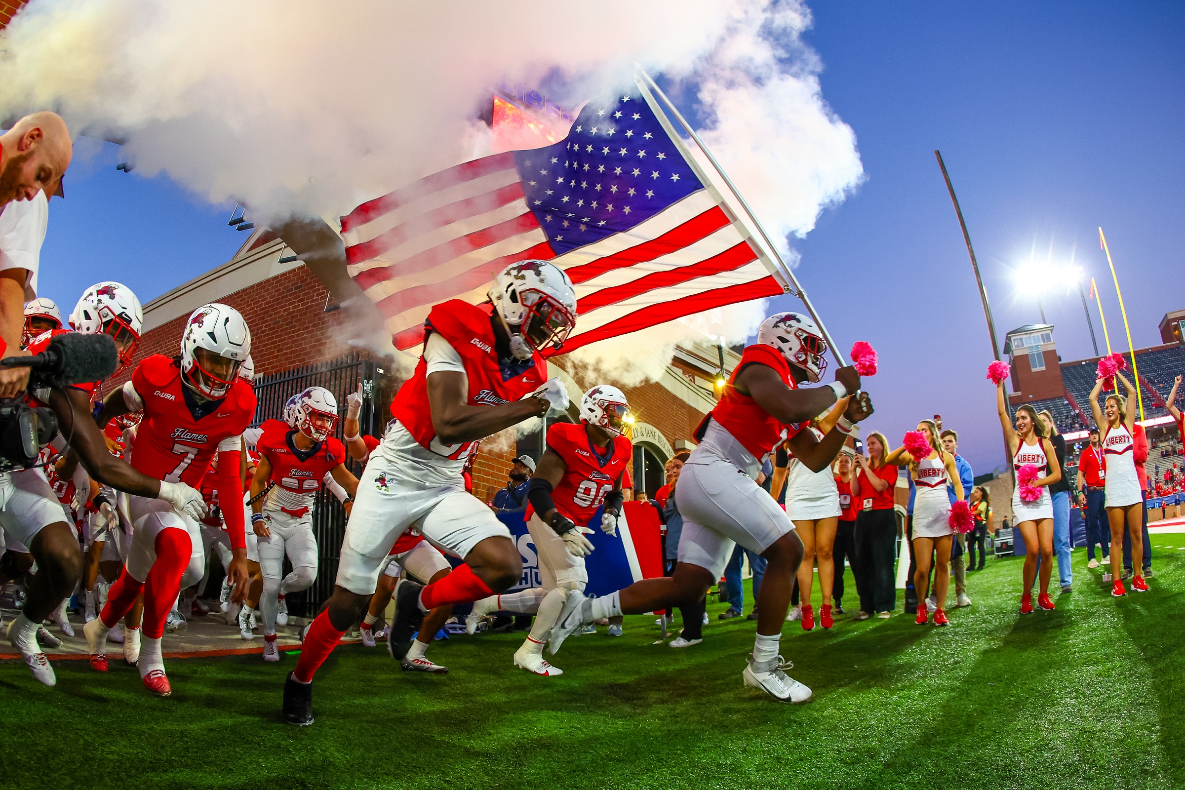 Amerikaifoci: a The Liberty Flames csapata bevonul a Florida International University Panthers együttese elleni meccsre Williams Stadiumba a virginiai Lynchburgben 2024. obtóber 8-án (Kép: David Jensen/Getty Images)