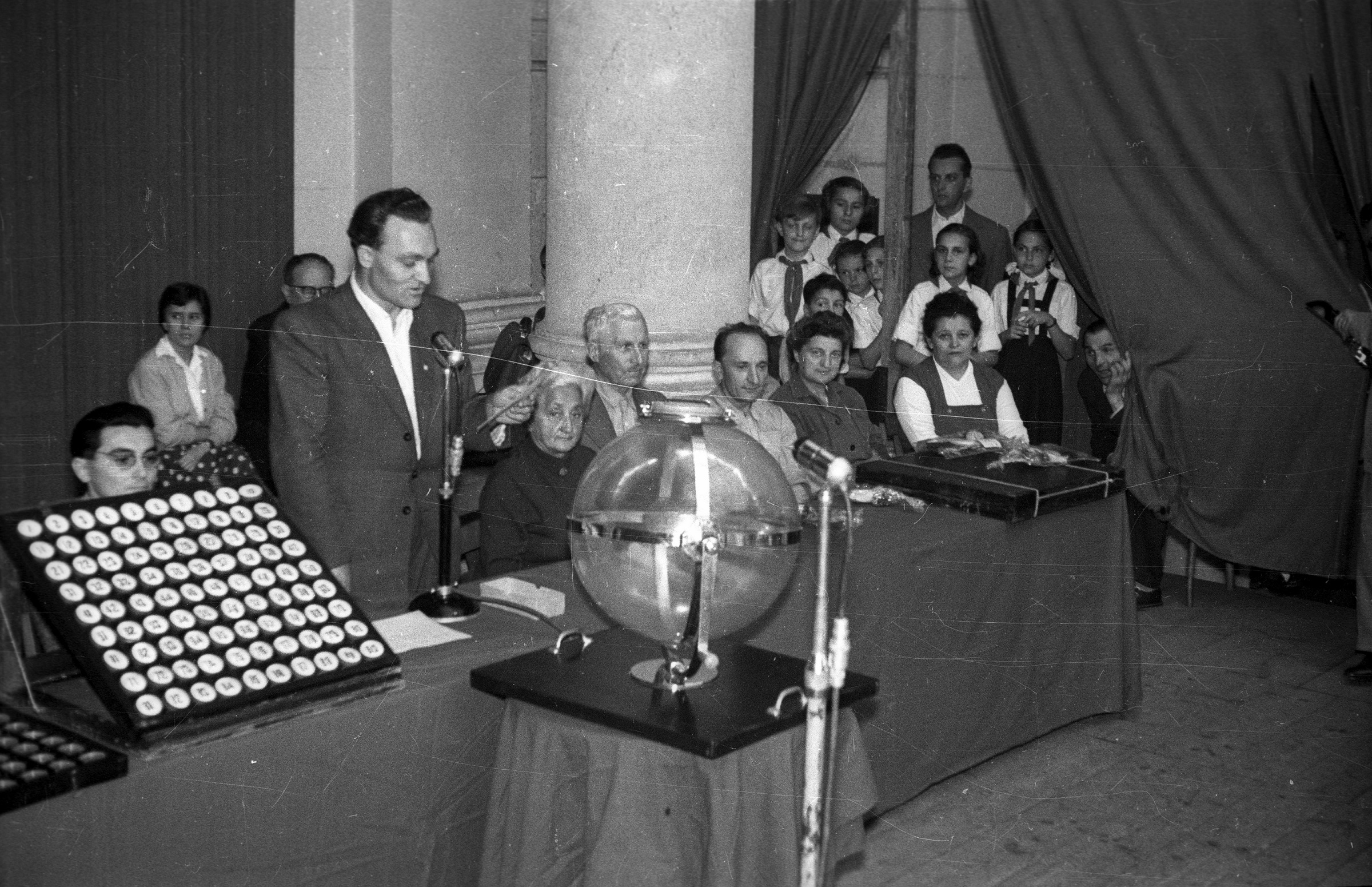 Lottósorsolás 1959-ben (Kép: Fortepan / FSZEK Budapest Gyűjtemény / Sándor György)