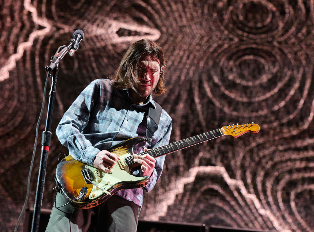 Az eredeti gitár, az eredeti John Frusciante kezében, 2023-ban (Fotó: Ethan Miller/Getty Images)