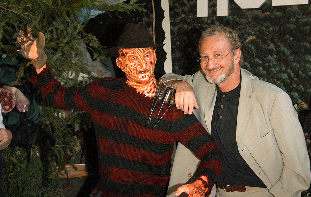 Robert Englund pózol a Freddyről készült viaszbábú mellett 2004-ben. (Photo by Stephen Shugerman/Getty Images)