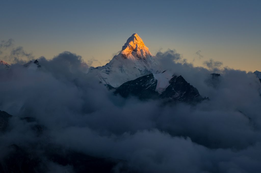 A Csomolungma (angolul: Mount Everest) csúcsa - Fotó: Punnawit Suwuttananun/Getty Images