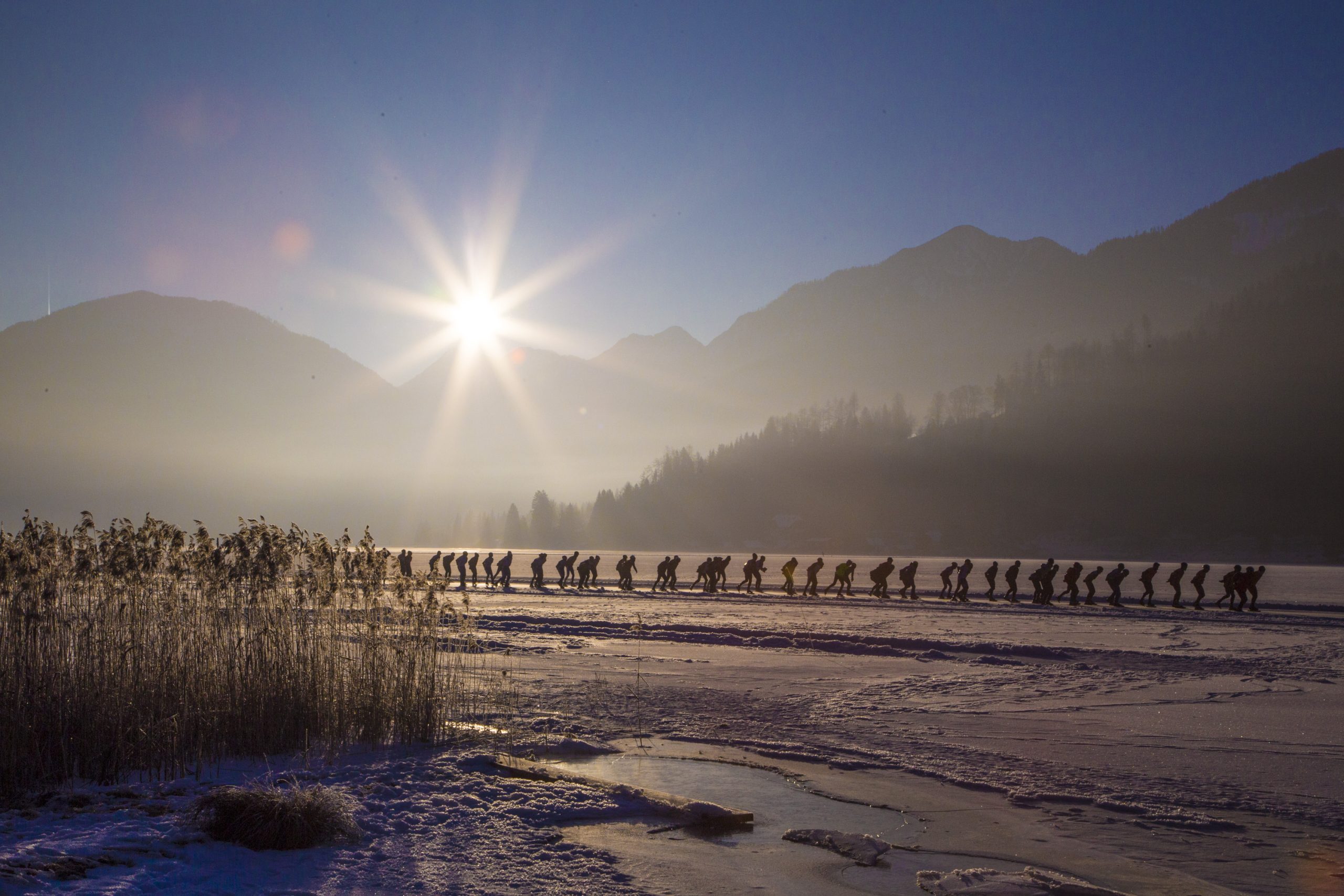 Korcsolyázók a Weissensee jegén (Kép: Stefan Valthe/austria.info)