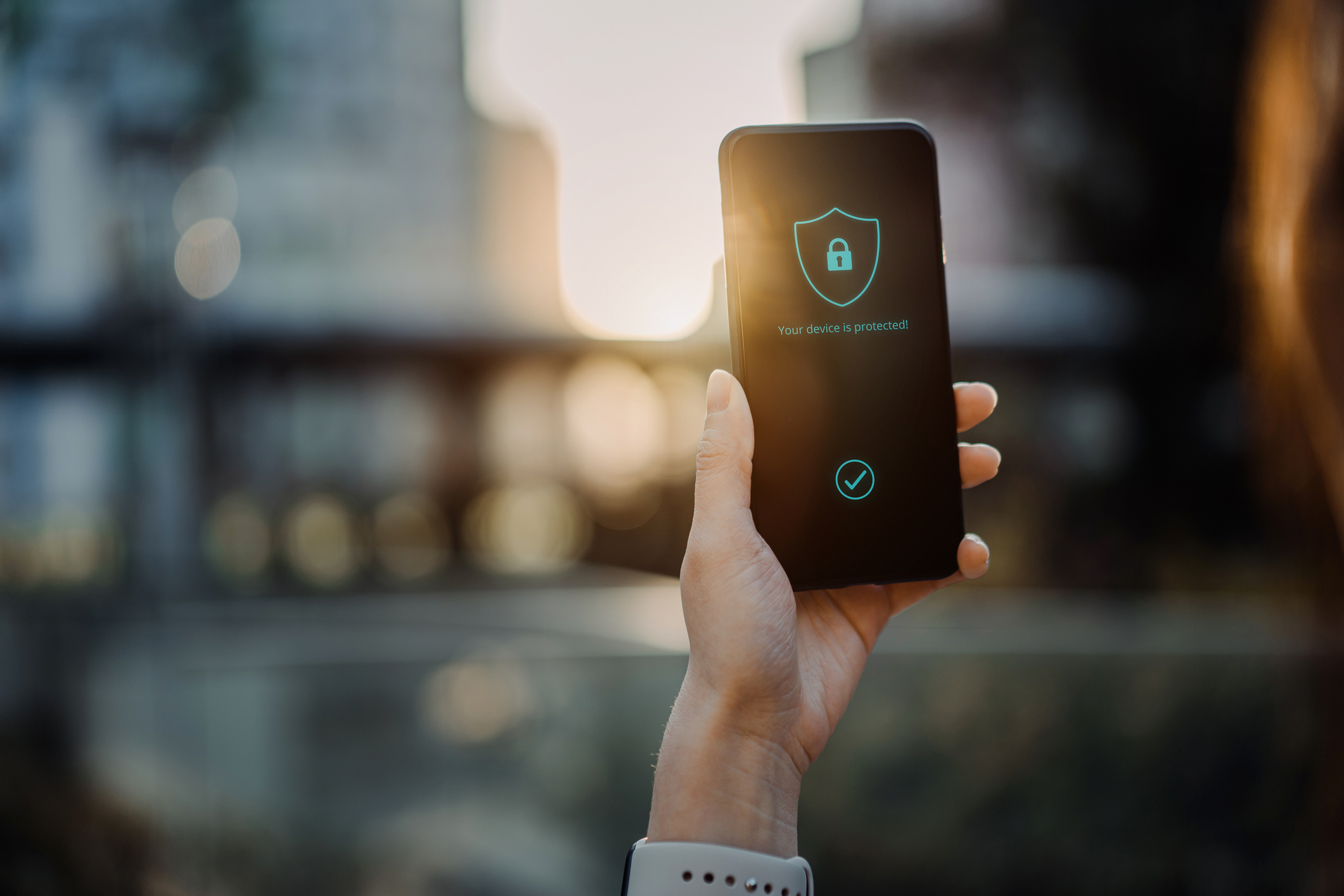 A mobiltelefon operációs rendszerének naprakészen tartása fontos kiberbiztonsági alaptétel. (kép: d3sign/Getty Images)