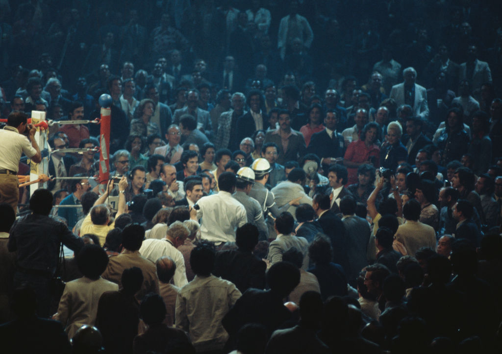 Muhammad Ali rajongói körében 1974-ben Venezuelában. 1974. (Fotó: UPI/Bettmann Archive/Getty Images)