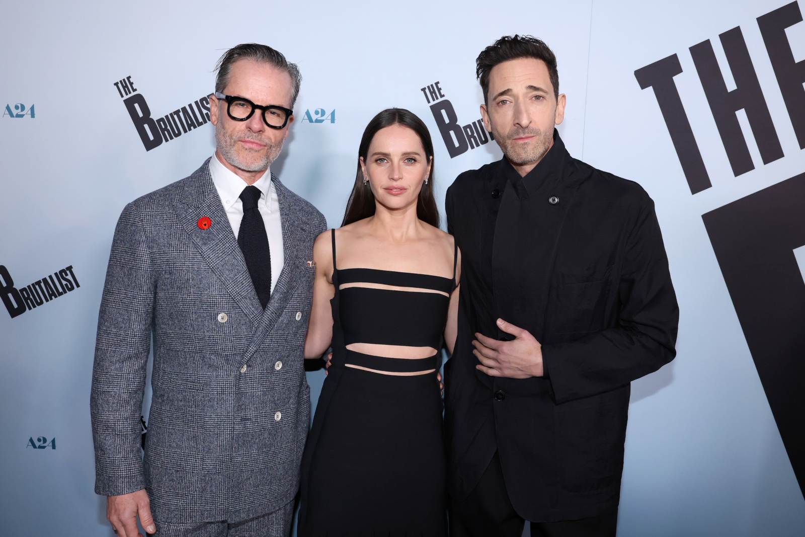 Guy Pearce, Felicity Jones és Adrien Brody A brutalista Los Angeles-i bemutatóján (Kép: Eric Charbonneau/A24 via Getty Images)