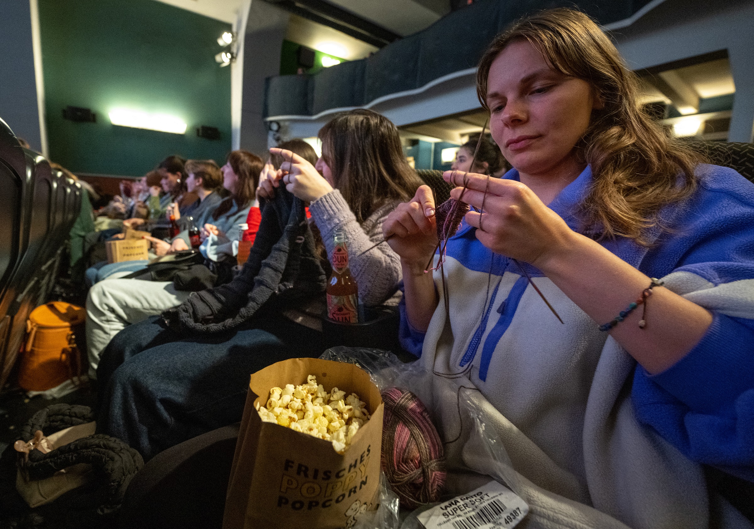 Popcorn mellé kötőtűt visznek a moziba ezek a fiatalok