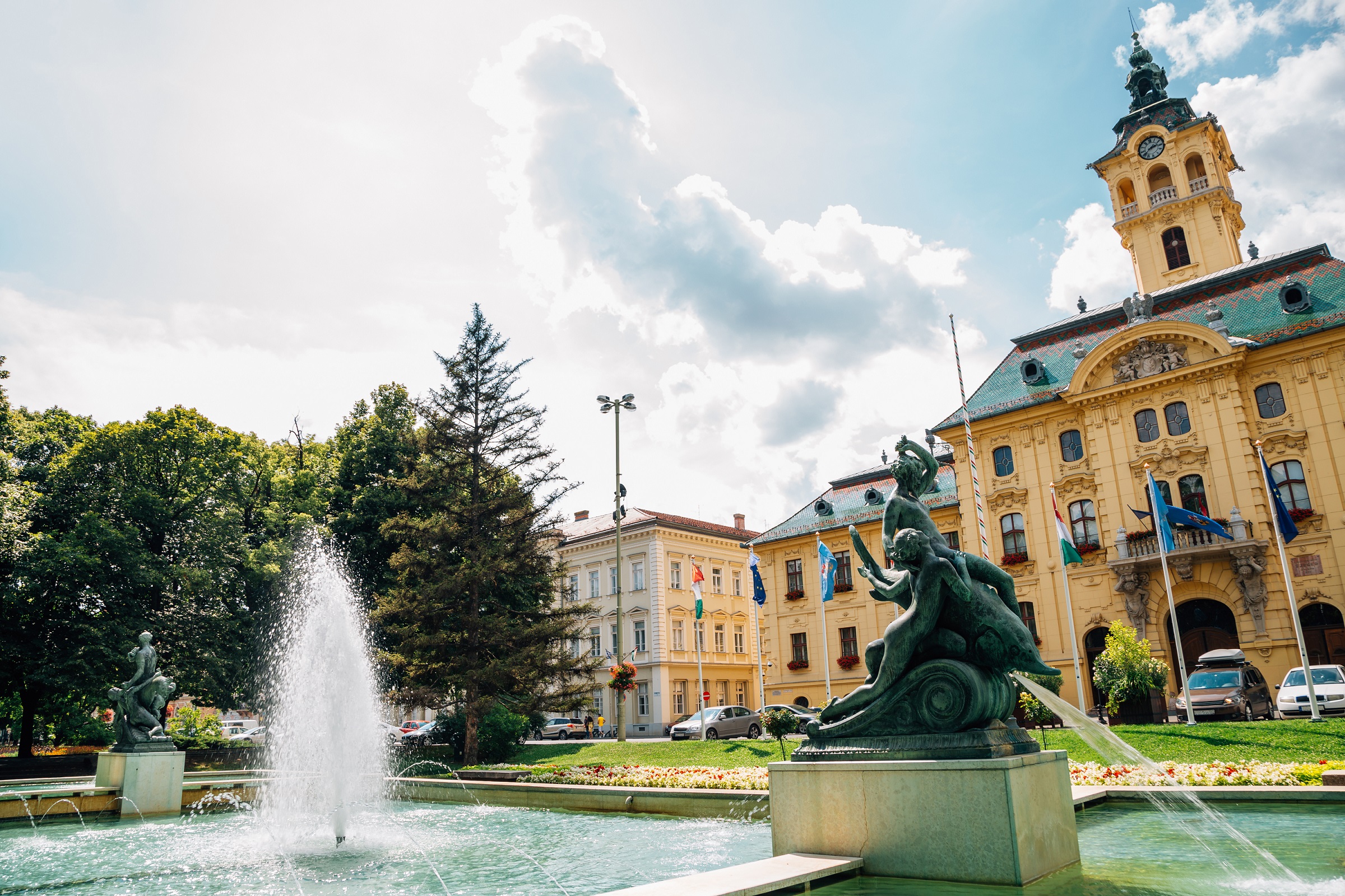 A szegedi Széchenyi tér, háttérben a városházával