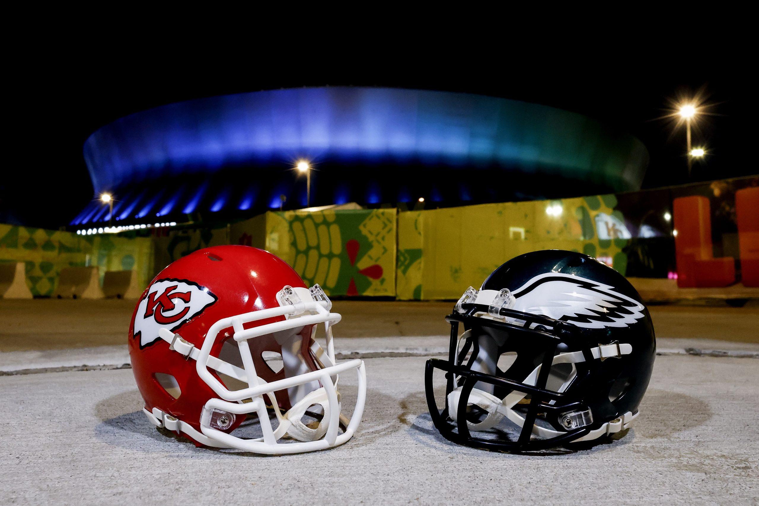 A 59. Super Bowl döntős csapatainak sisakja (Kép: Don Juan Moore/Getty Images)