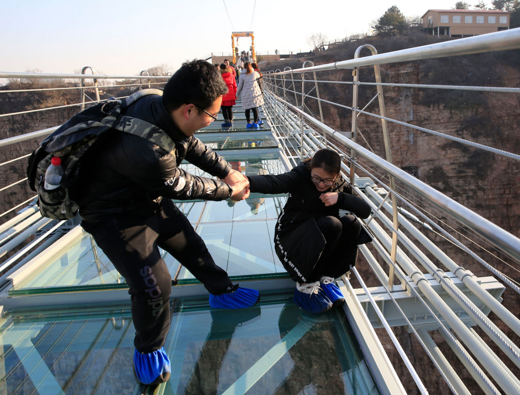 A 488 méteres híd több mint 200 méteres mélység felett húzódik. (Fotó: Zhang Haiqiang/Visual China Group via Getty Images)