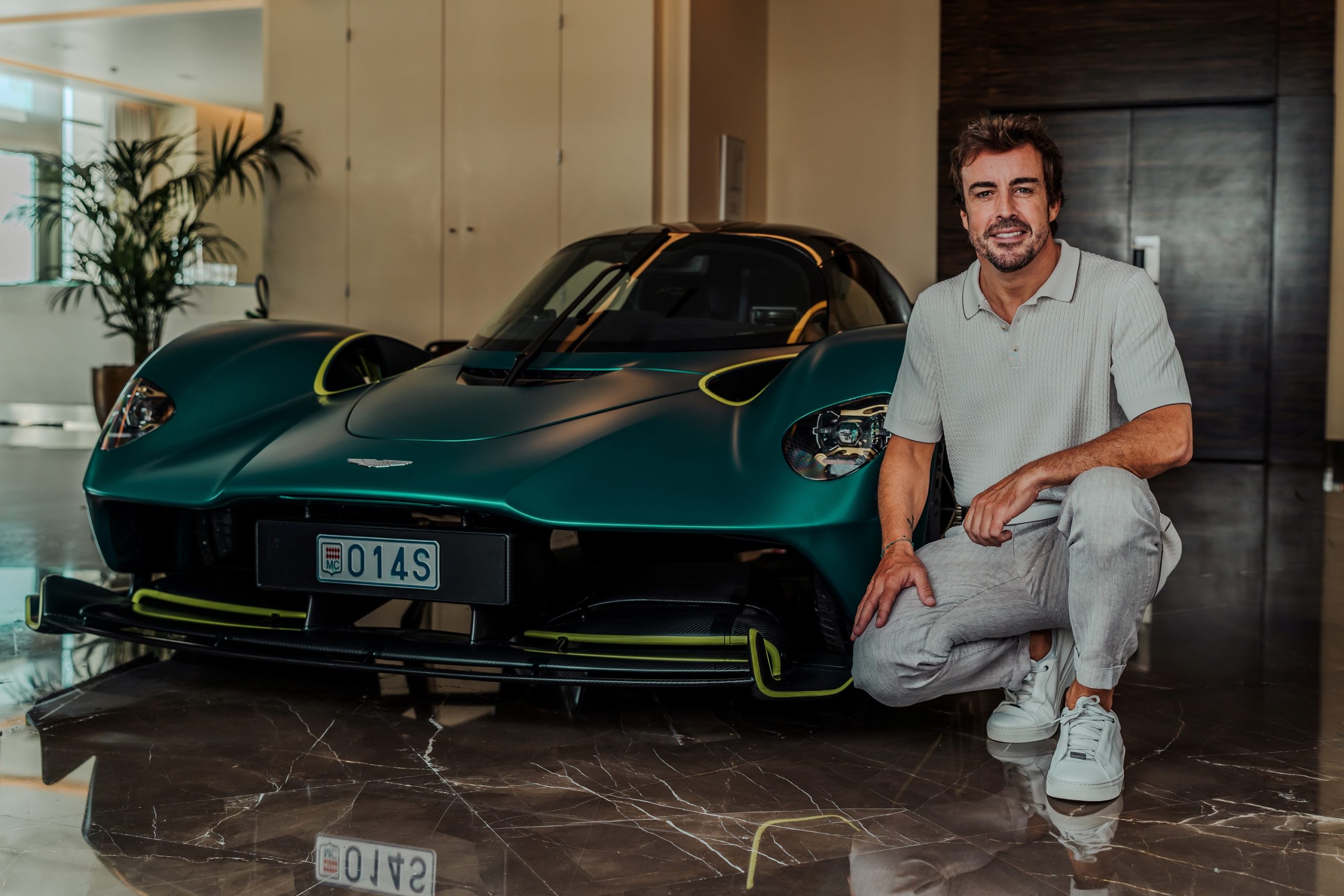 Fernando Alonso Forma-1-es pilóta a saját Aston Martin Valkyrie-jával
