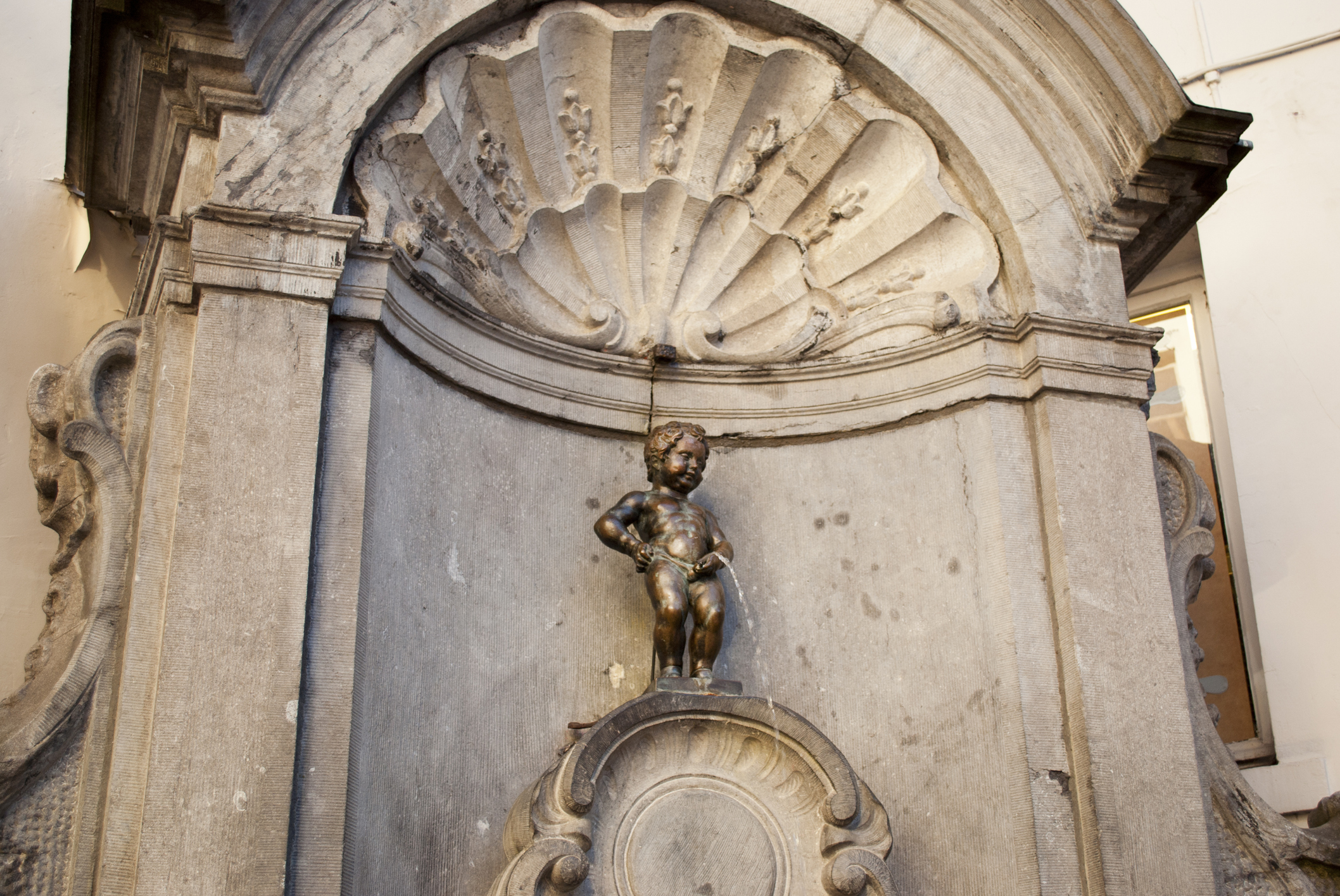 A Manneken-Pis híres turistalátványosságként rengeteg embert vonz. (fotó: danileon2/Getty Images)