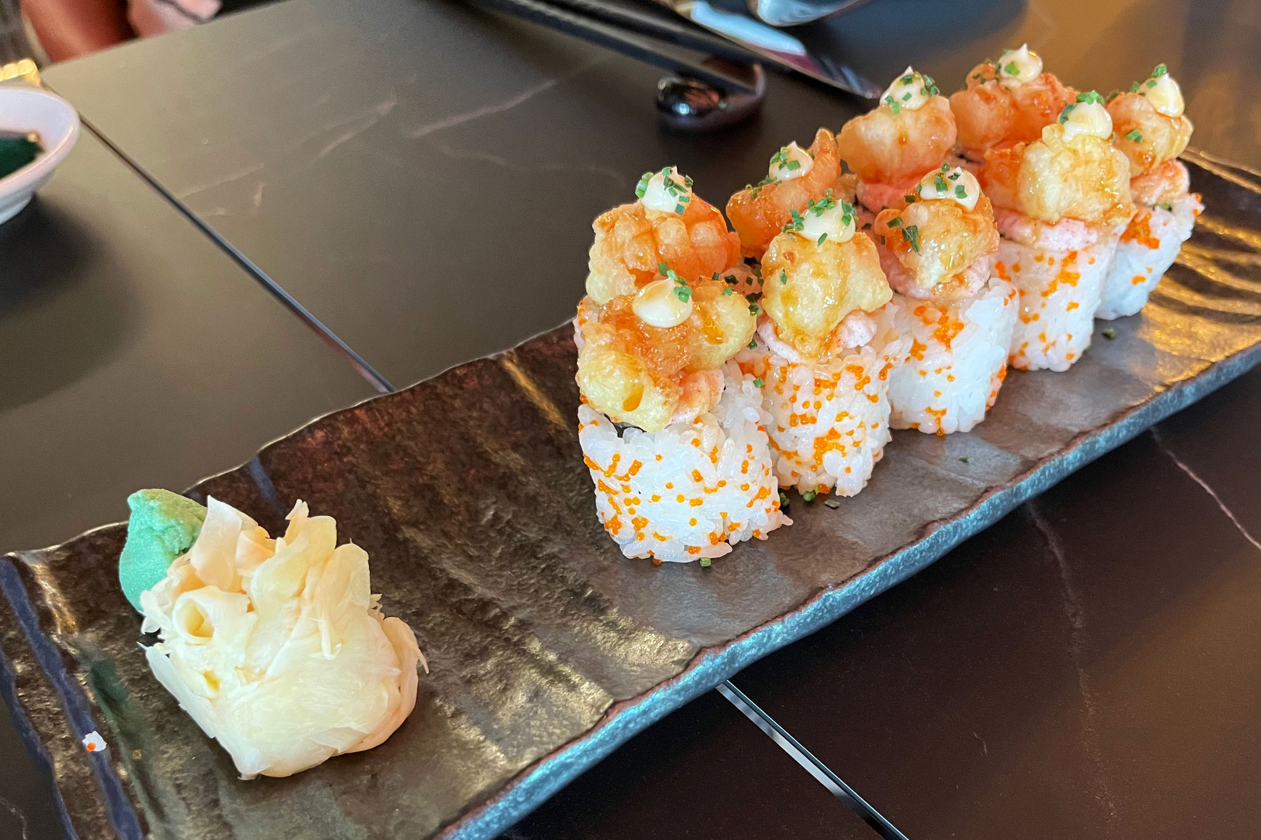 Nobashi ebi, surimi, tobiko, avokádó. Természetesen szójaszószba mártottuk az elfogyasztása előtt