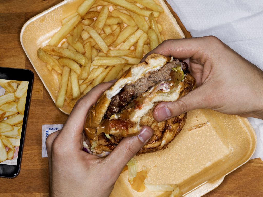 Így esznek hamburgert a magyarok